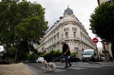Arrestan en París a agente de modelos vinculado con Epstein