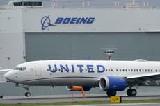 Pasajero recibe 200 dólares y una llamada de United Airlines por ayudar a un hombre que murió por COVID-19