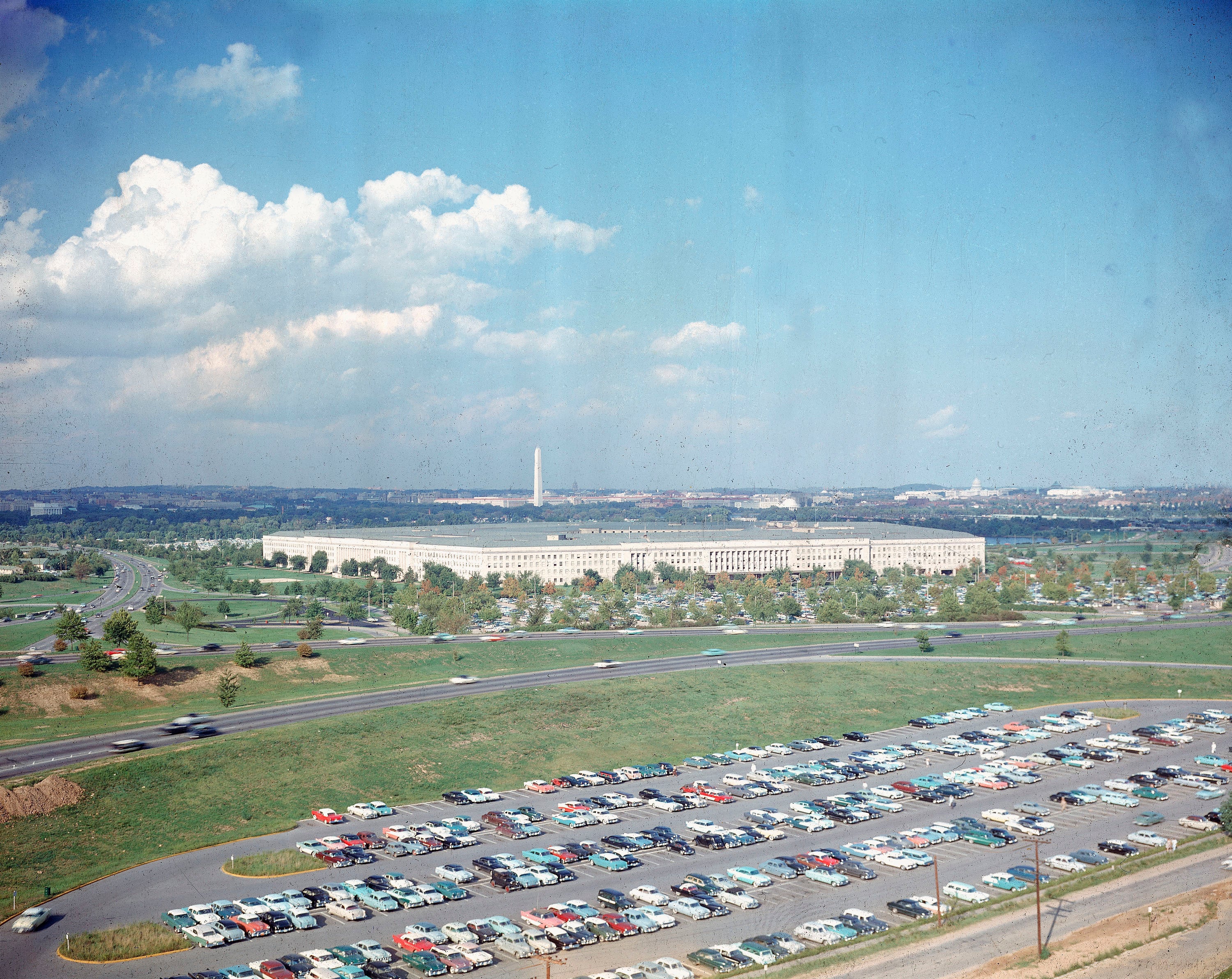ARCHIVO - En esta fotografía de archivo sin fecha se ve al Pentágono, sede del Departamento de Defensa de Estados Unidos, con el monumento a Washington al fondo y un gran estacionamiento al frente en Arlington, Virginia.&nbsp;
