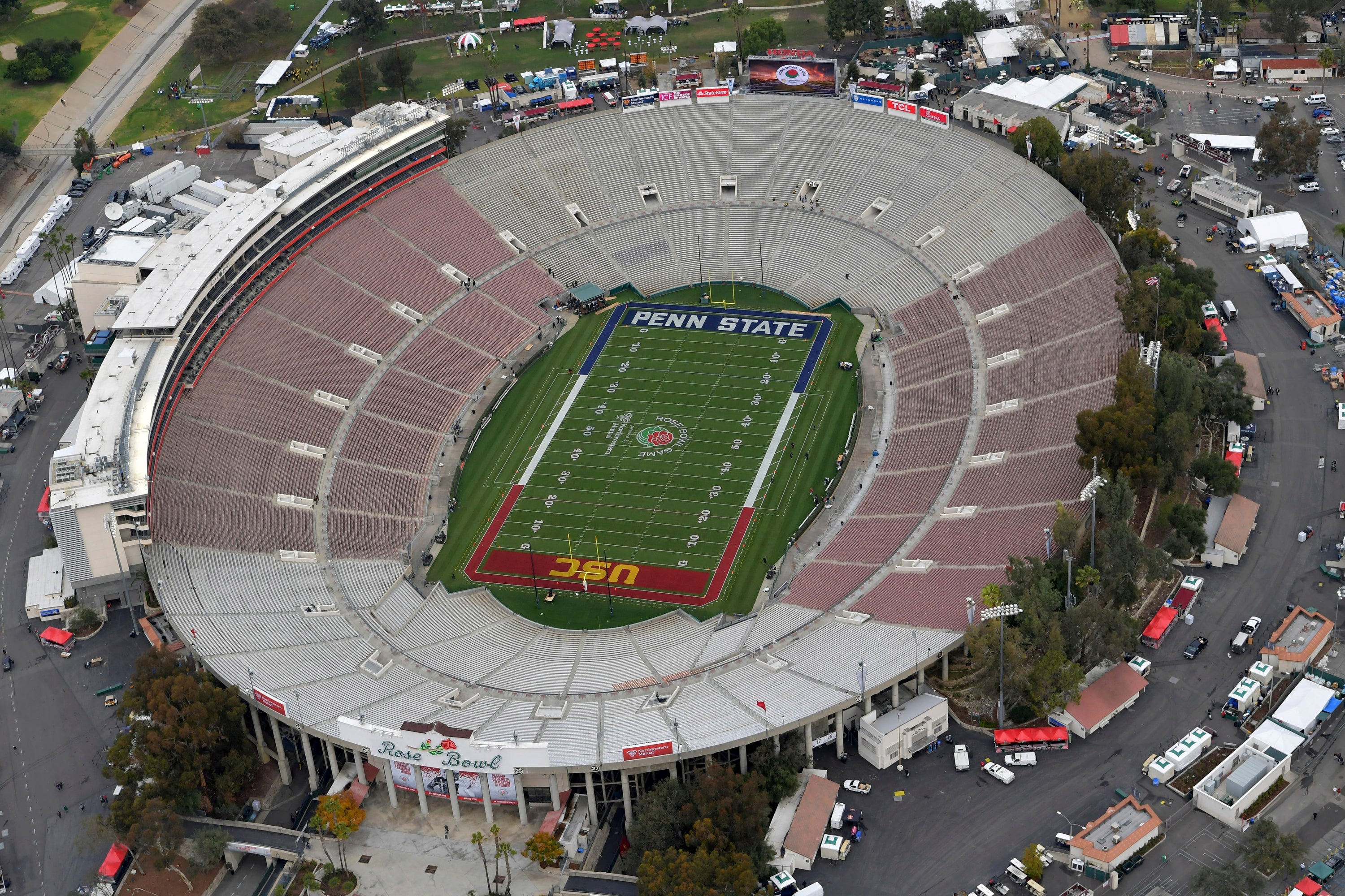 ARCHIVO - En esta foto de archivo del 2 de enero de 2017, se aprecia el estadio Rose Bowl en Pasadena, California, antes del partido entre Southern California y Penn State.