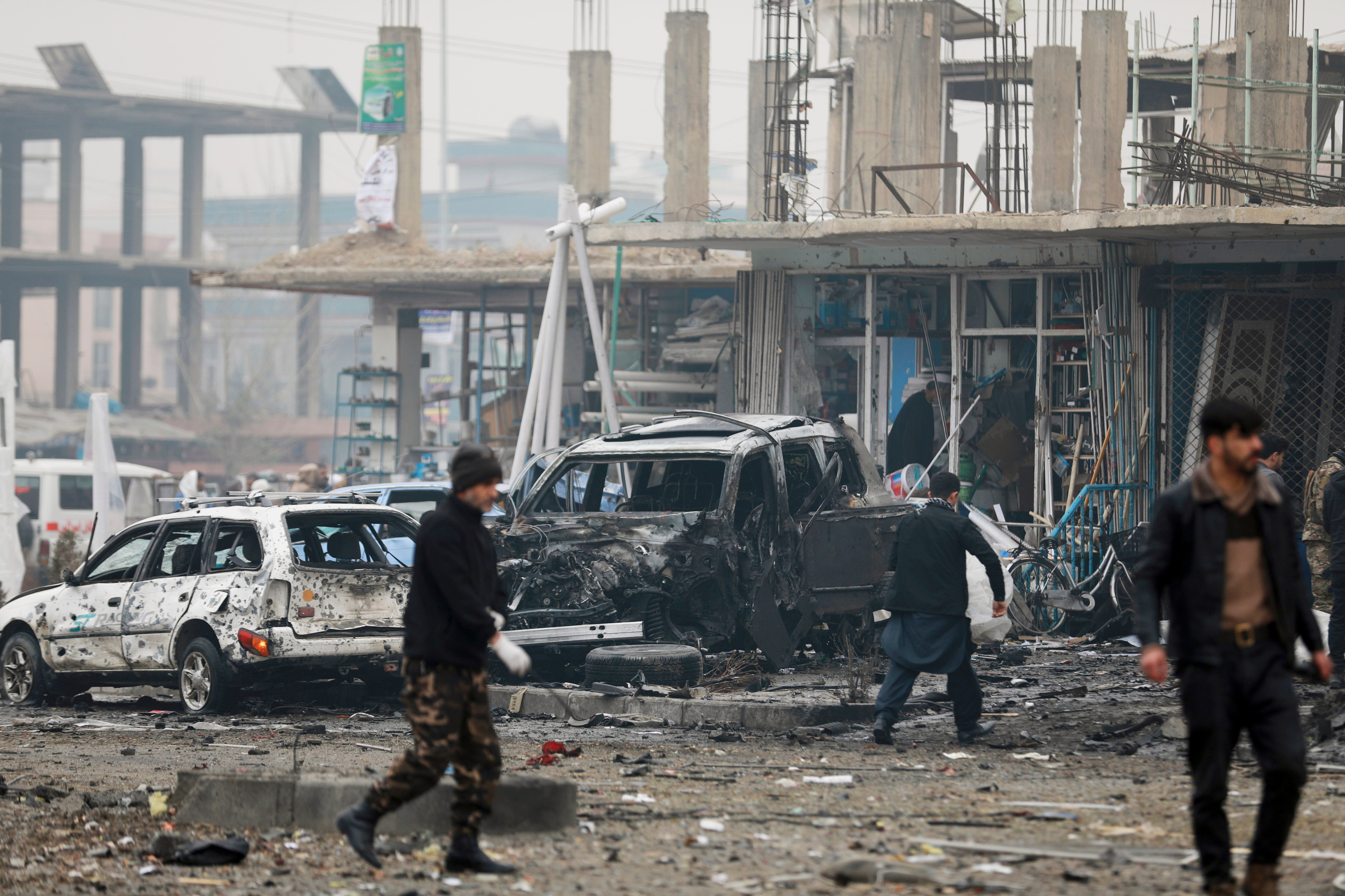 <p>Personal de seguridad afgano inspecciona el lugar de un ataque en Kabul, Afganistán, el domingo 20 de diciembre de 2020.&nbsp;</p>