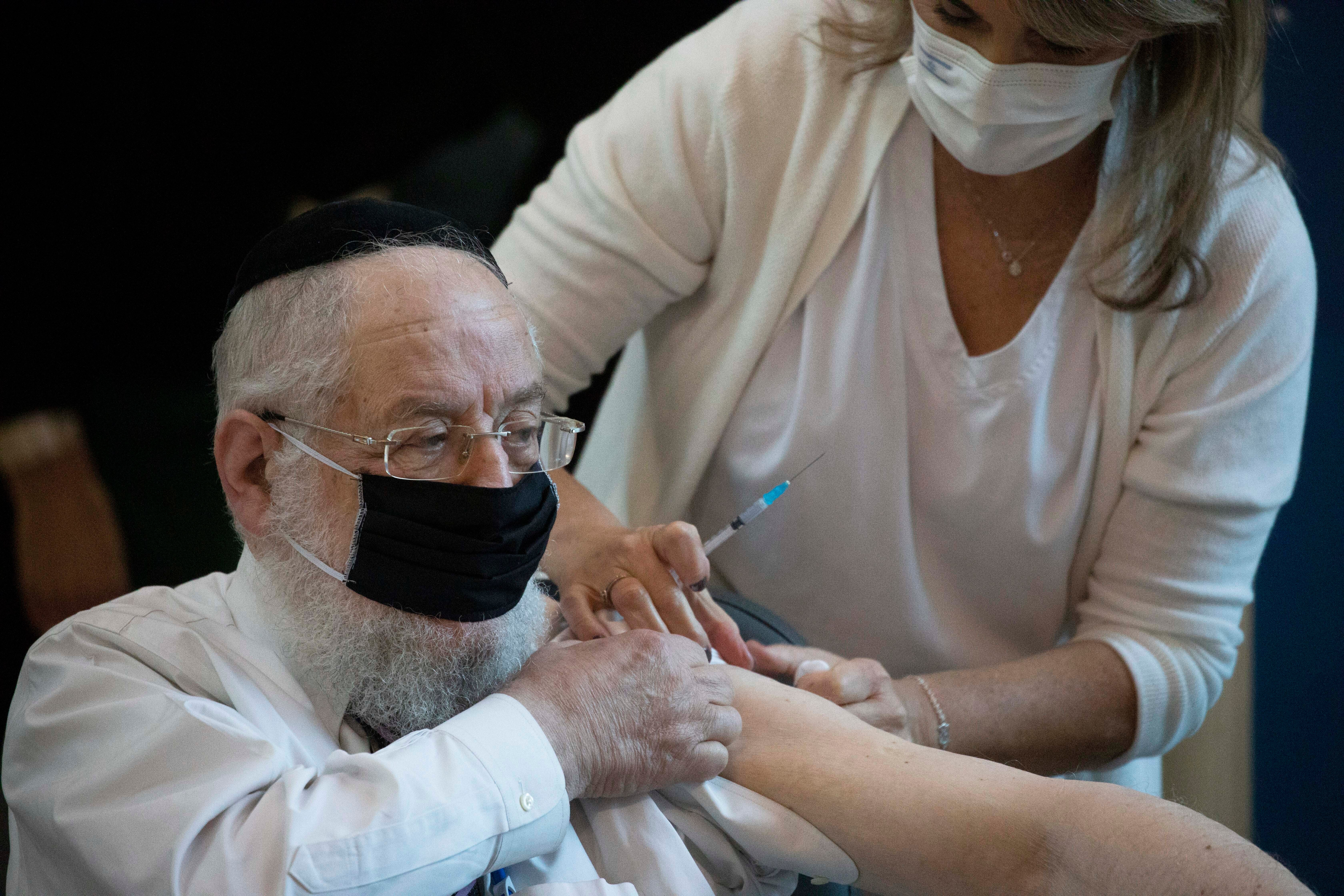 El rabino Yisrael Meir Lau recibe una vacuna contra el coronavirus en el hospital Ichilov en Tel Aviv, Israel, el domingo 20 de diciembre de 2020.&nbsp;