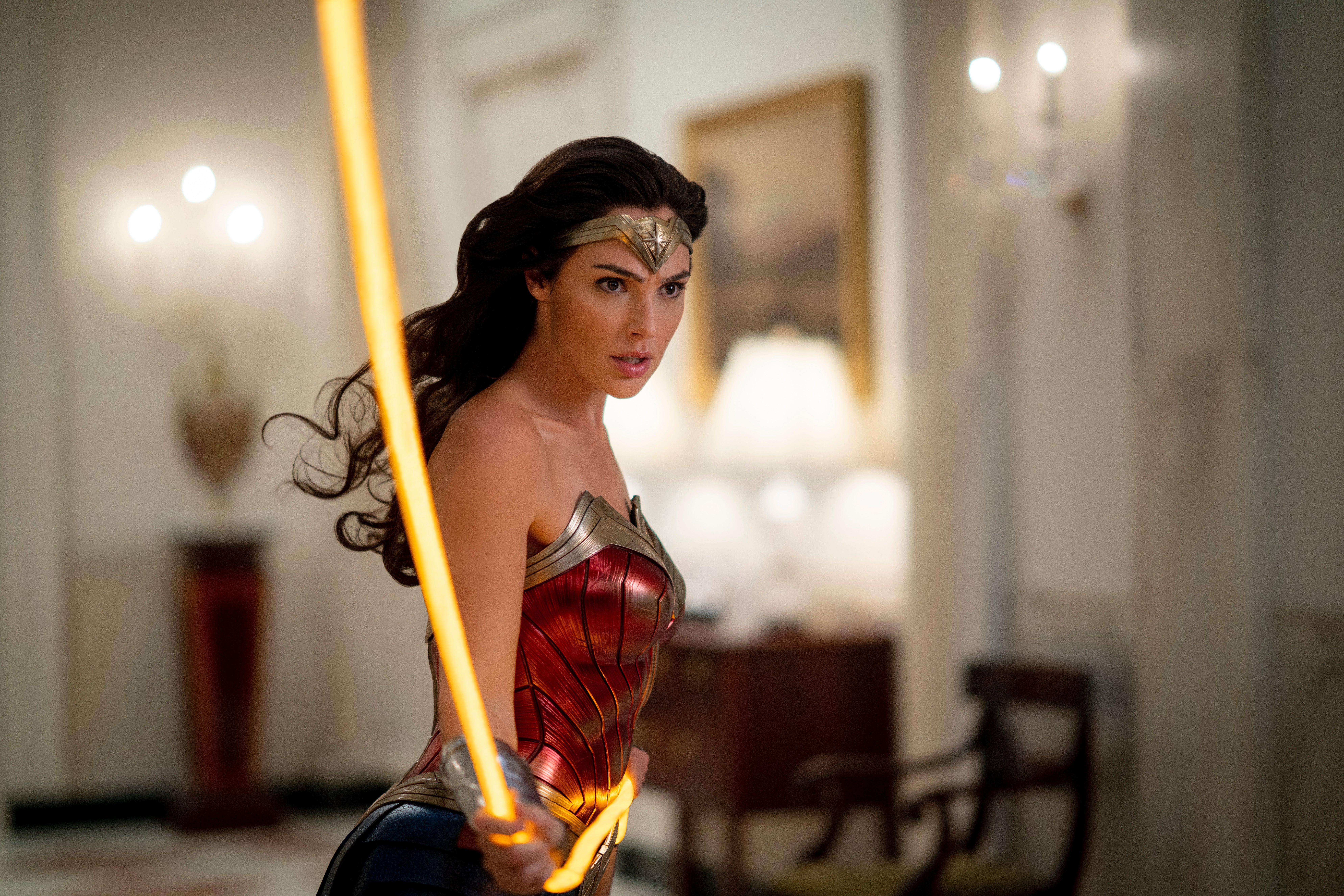 Esta imagen publicada por Warner Bros. Entertainment muestra a Gal Gadot en una escena de "Wonder Woman 1984". La secuela de superhéroes ganó un estimado de $ 38.5 millones en ventas de boletos de teatros internacionales, dijo Warner Bros. el domingo 20 de diciembre de 2020.