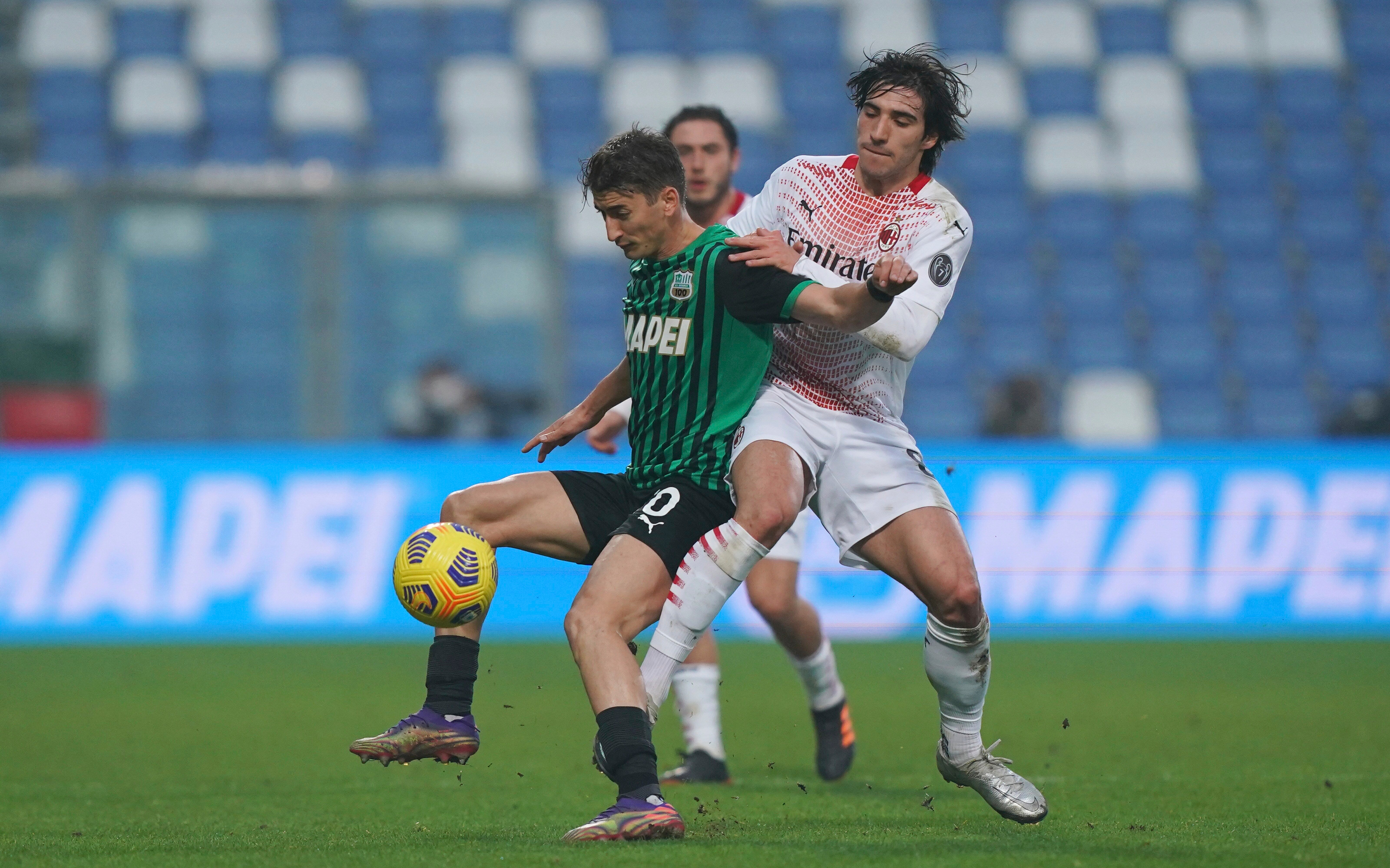 Sandro Tonali, del Milan, y Filip Djuricic, del Sassuolo, disputan el balón en duelo de la Serie A.