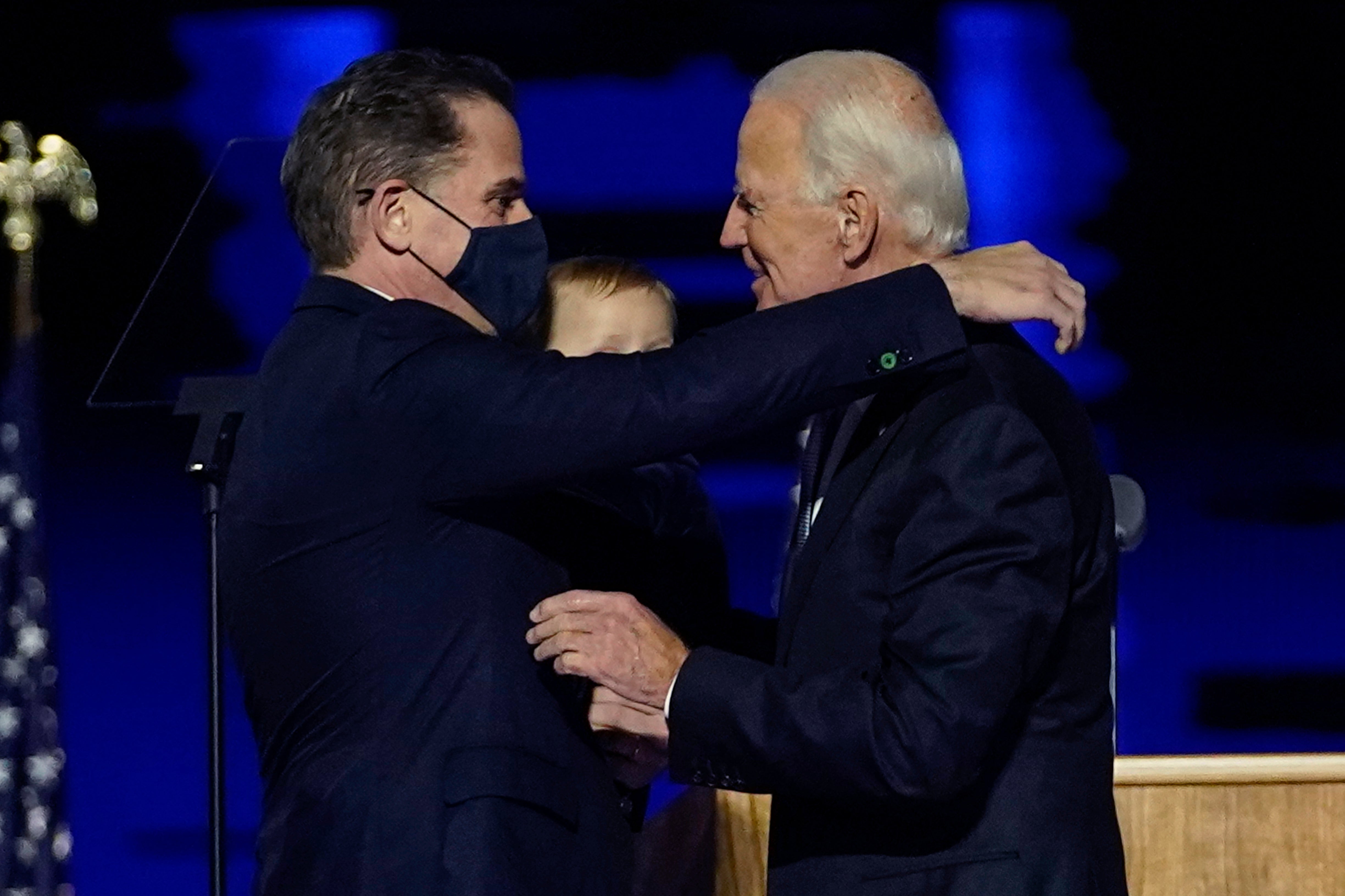 ARCHIVO - En esta fotografía de archivo del 7 de noviembre de 2020, el presidente electo Joe Biden, a la derecha, intercambia un abrazo con su hijo Hunter Biden, en Wilmington, Delaware.&nbsp;