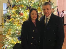 Pastor da positivo por COVID tras fiesta de Navidad en la Casa Blanca