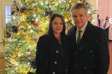 Pastor da positivo por COVID tras fiesta de Navidad en la Casa Blanca