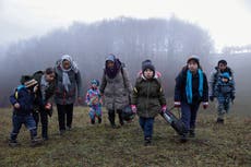 Advierten que migrantes en Bosnia no tienen casa en invierno