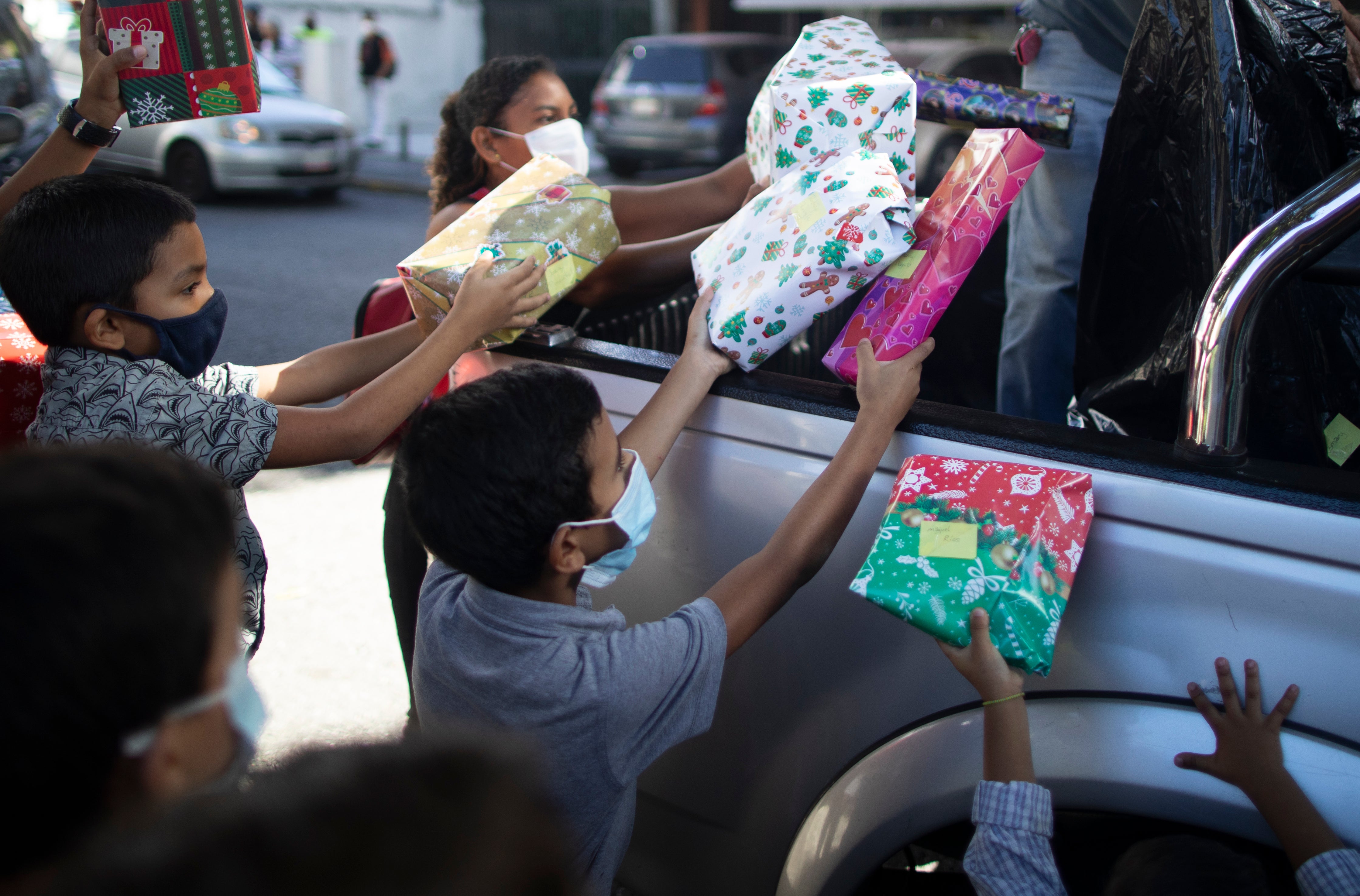 La donación de juguetes, alimentos y ropa durante las fiestas navideñas son tradicionales en Venezuela