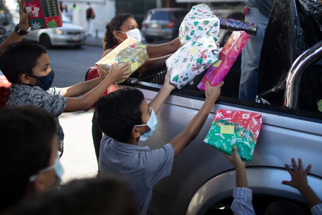 <p>La donación de juguetes, alimentos y ropa durante las fiestas navideñas son tradicionales en Venezuela</p>