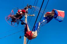 Paracaidista disfrazado de Papá Noel rescatado de cables eléctricos 