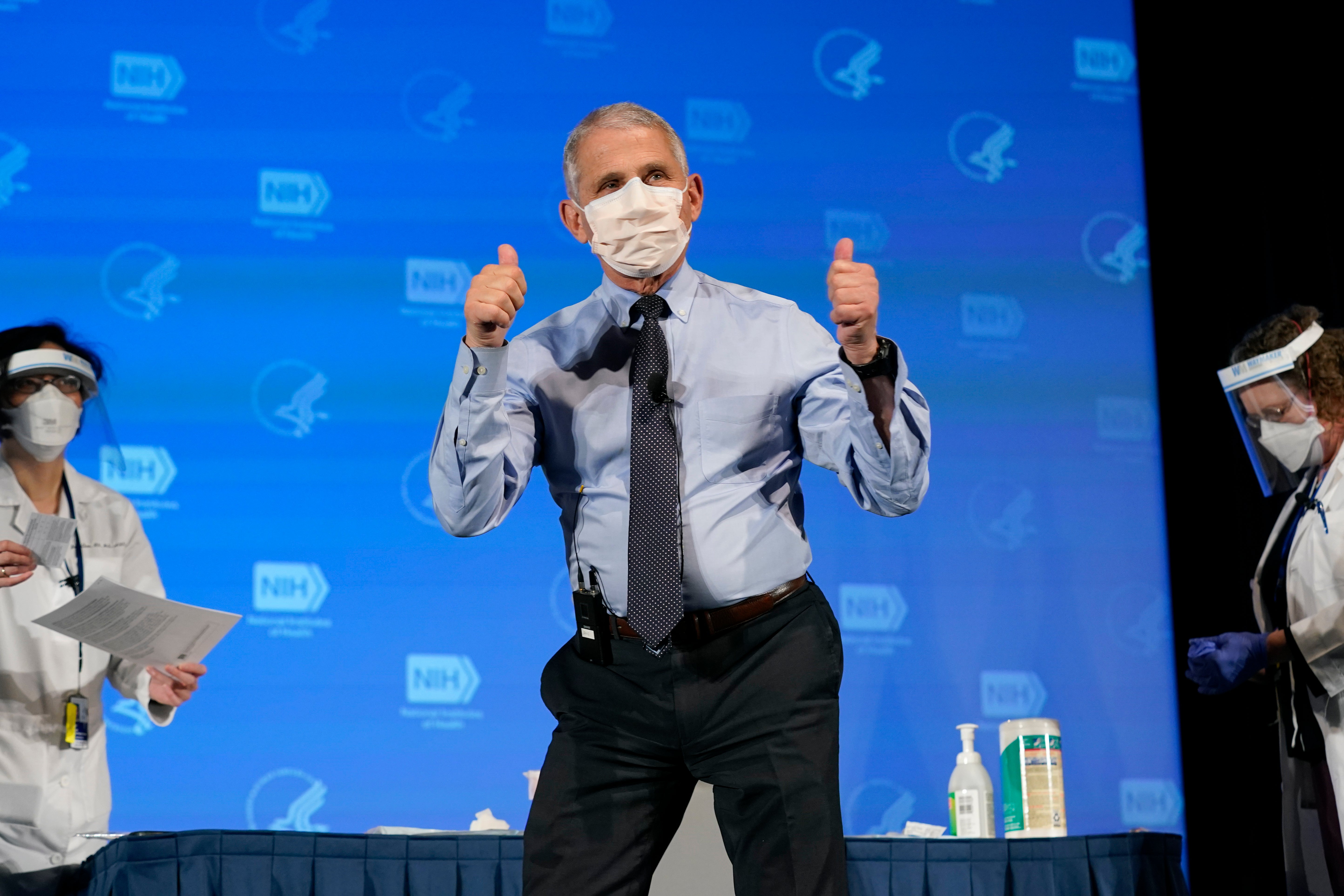 Anthony Fauci recibe la vacuna contra el COVID-19