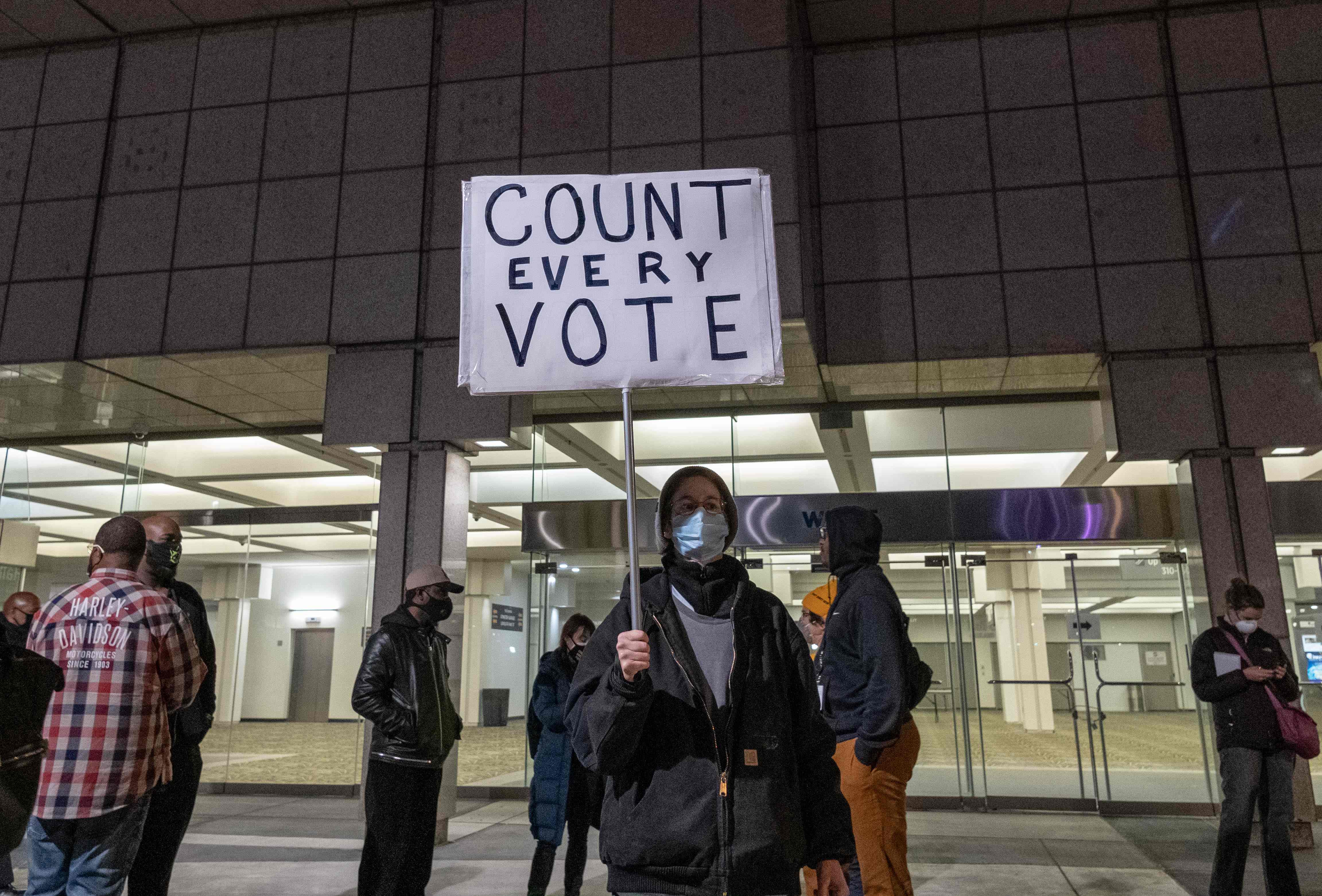 Trump y Partido Republicano demandados por violar ley del KKK con ‘conspiración’ para suprimir el voto negro