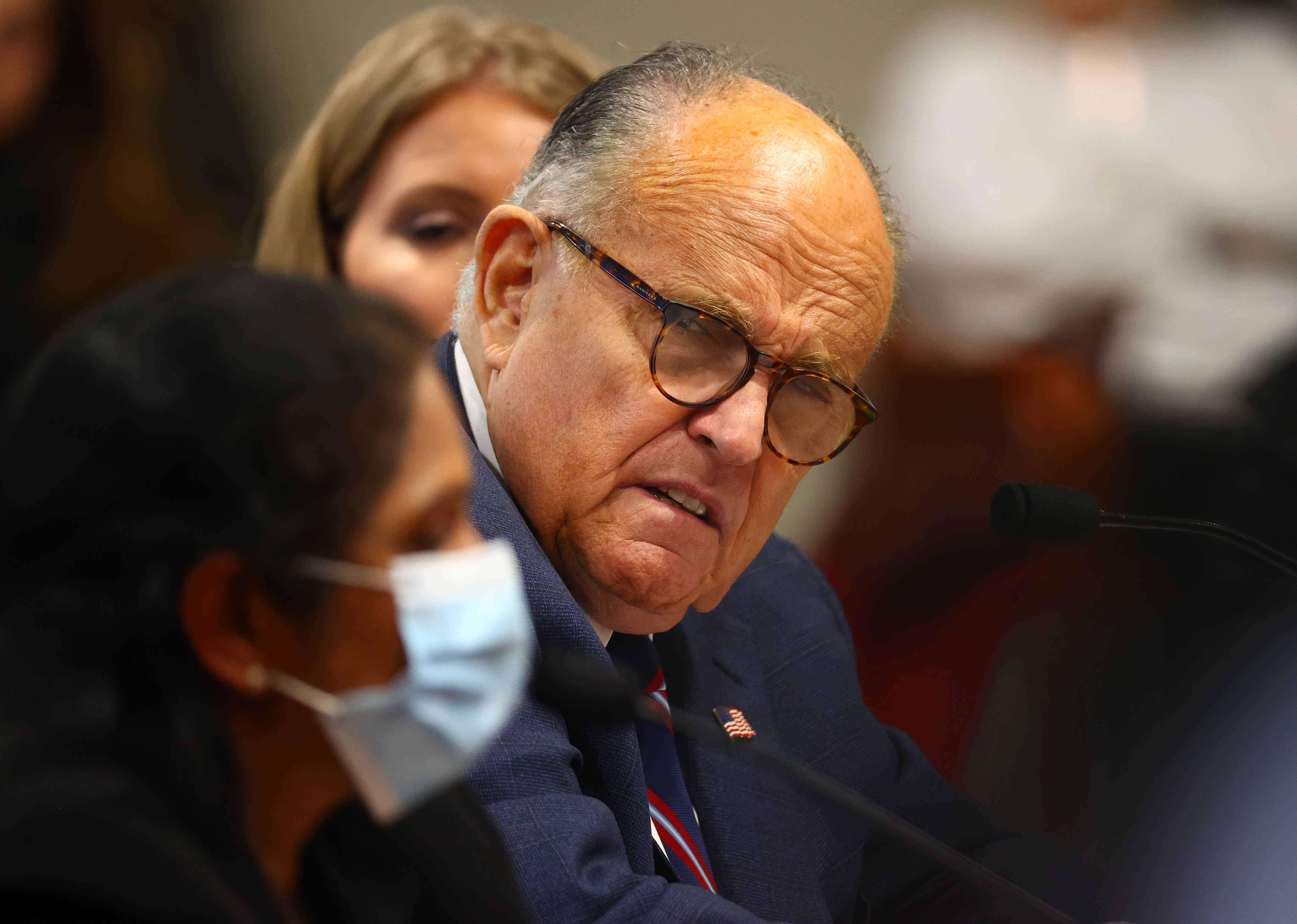 Los fiscales del Distrito Sur de Nueva York buscan obtener los correos electrónico de Giuliani