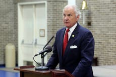 Gobernador de Carolina del Sur da positivo a COVID-19