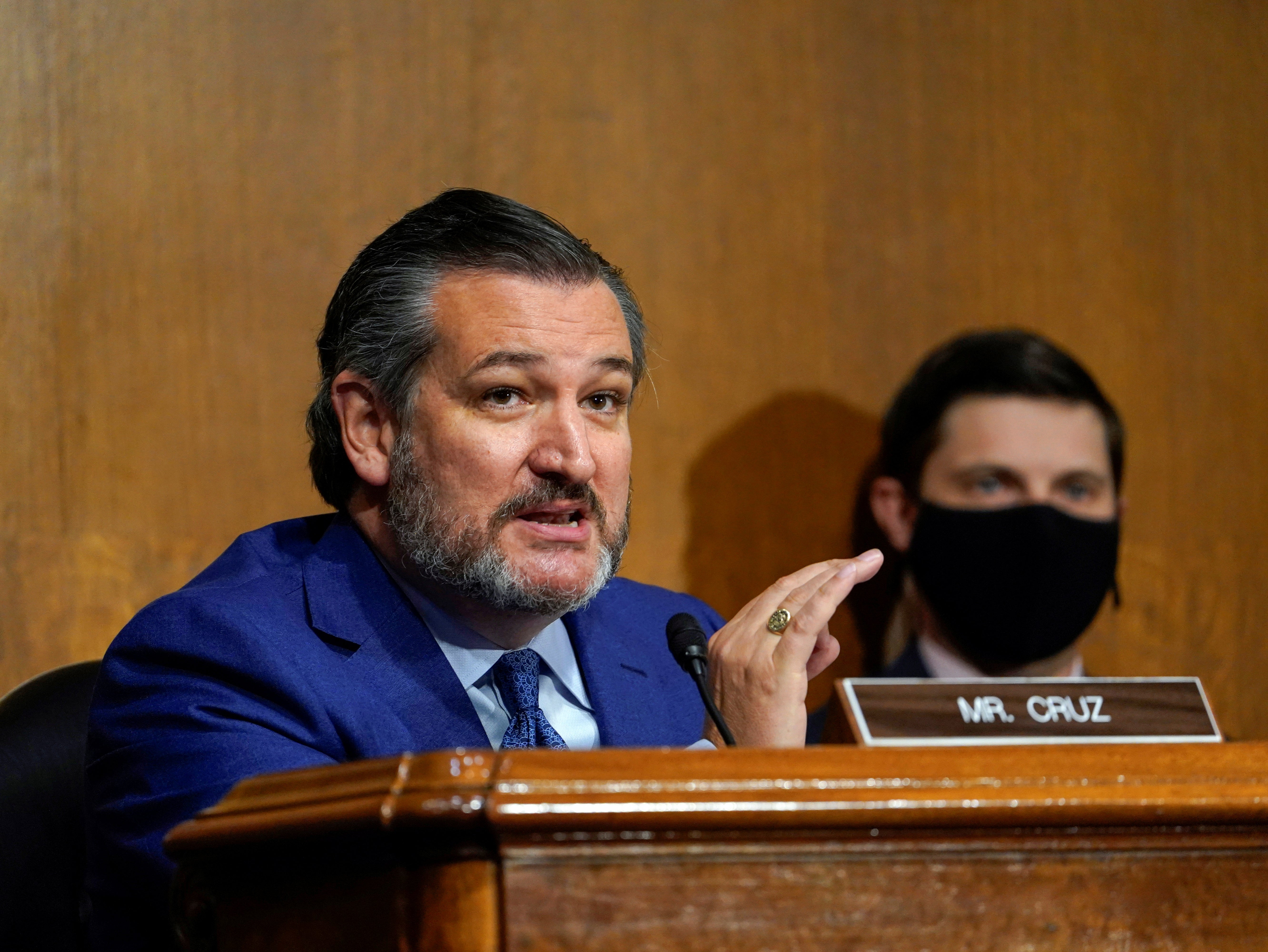 AOC se burla de Ted Cruz por tuit sobre el Acuerdo Climático de París