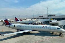 Pareja de Florida es arrestada por usar tobogán de emergencia para escapar de avión en movimiento