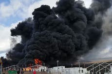 Se incendia campamento de migrantes en Bosnia