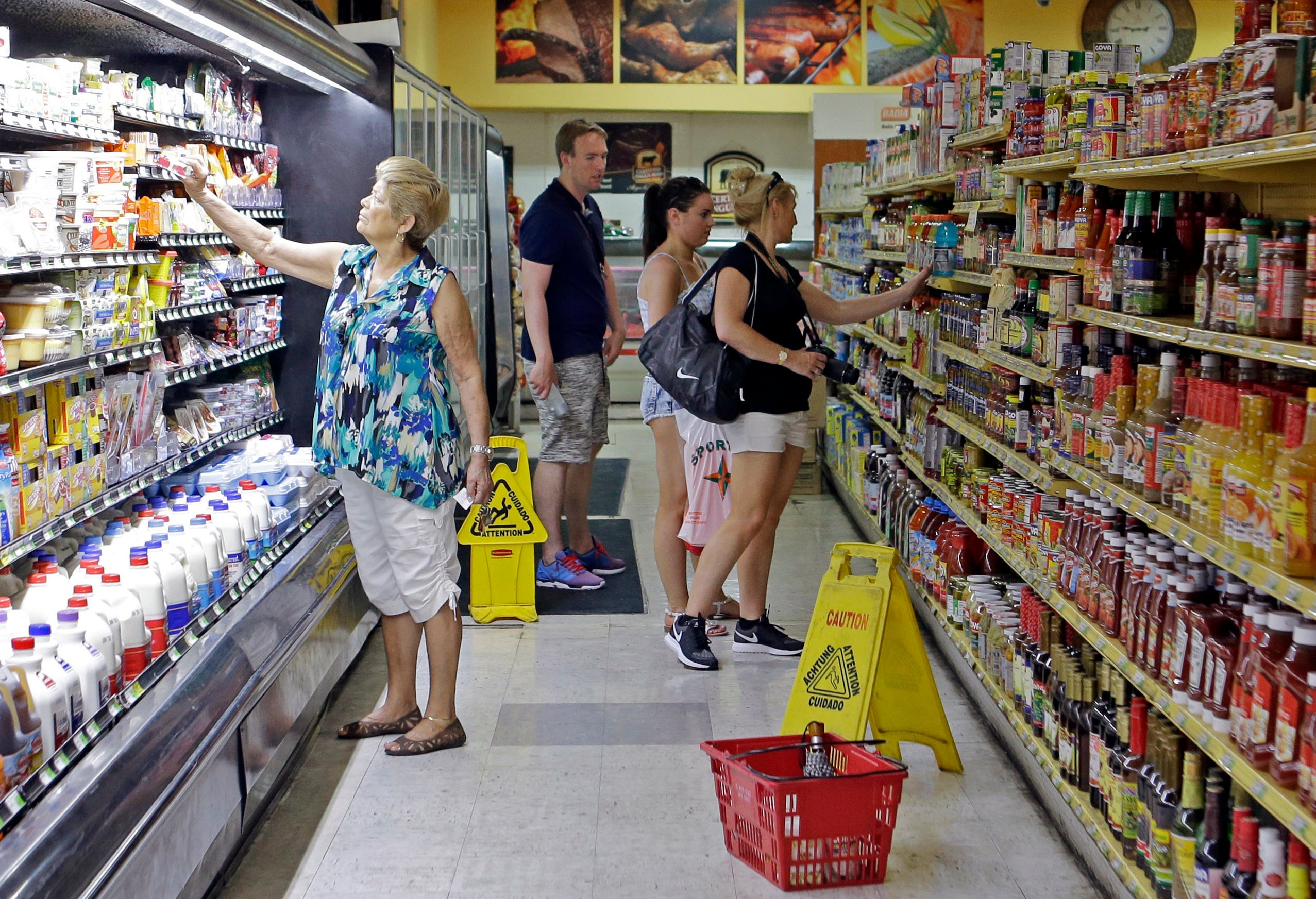 Fotografía de archivo del 12 de junio de 2015 de varios compradores en un supermercado en La Pequeña Habana, en Miami.&nbsp;