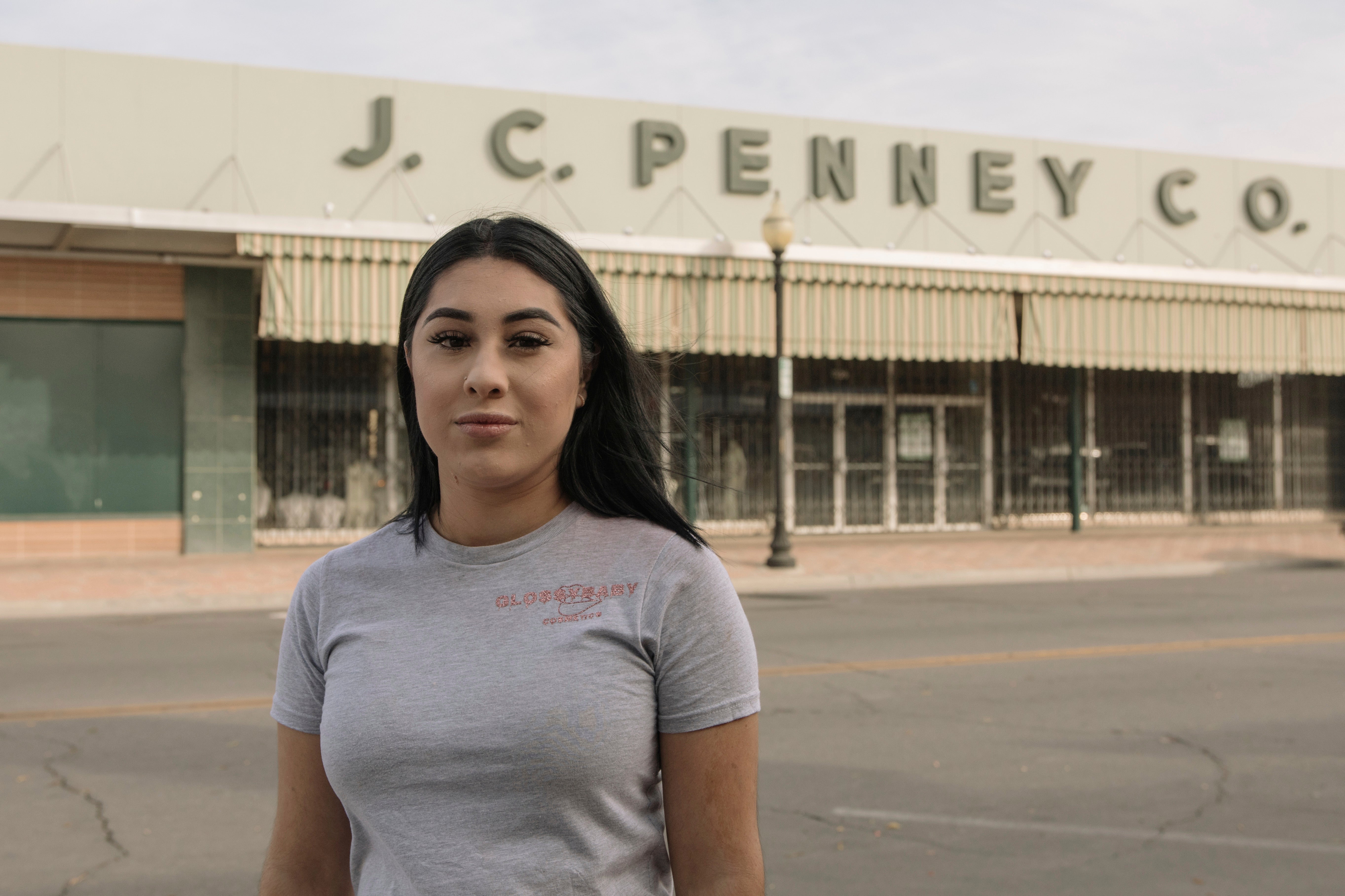 Alexandra Orozco posa para una foto frente a la tienda de J.C. Penny en la que trabajaba el 6 de diciembre del 2020 en Delano, California. La tienda cerró como consecuencia del descalabro económico provocado por la pandemia del coronavirus.&nbsp;
