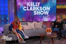 “El Sake pasó”: Kelly Clarkson y Kaley Cuoco intercambian historias de “blackouts”, desmayos o formas de actuar inconscientemente