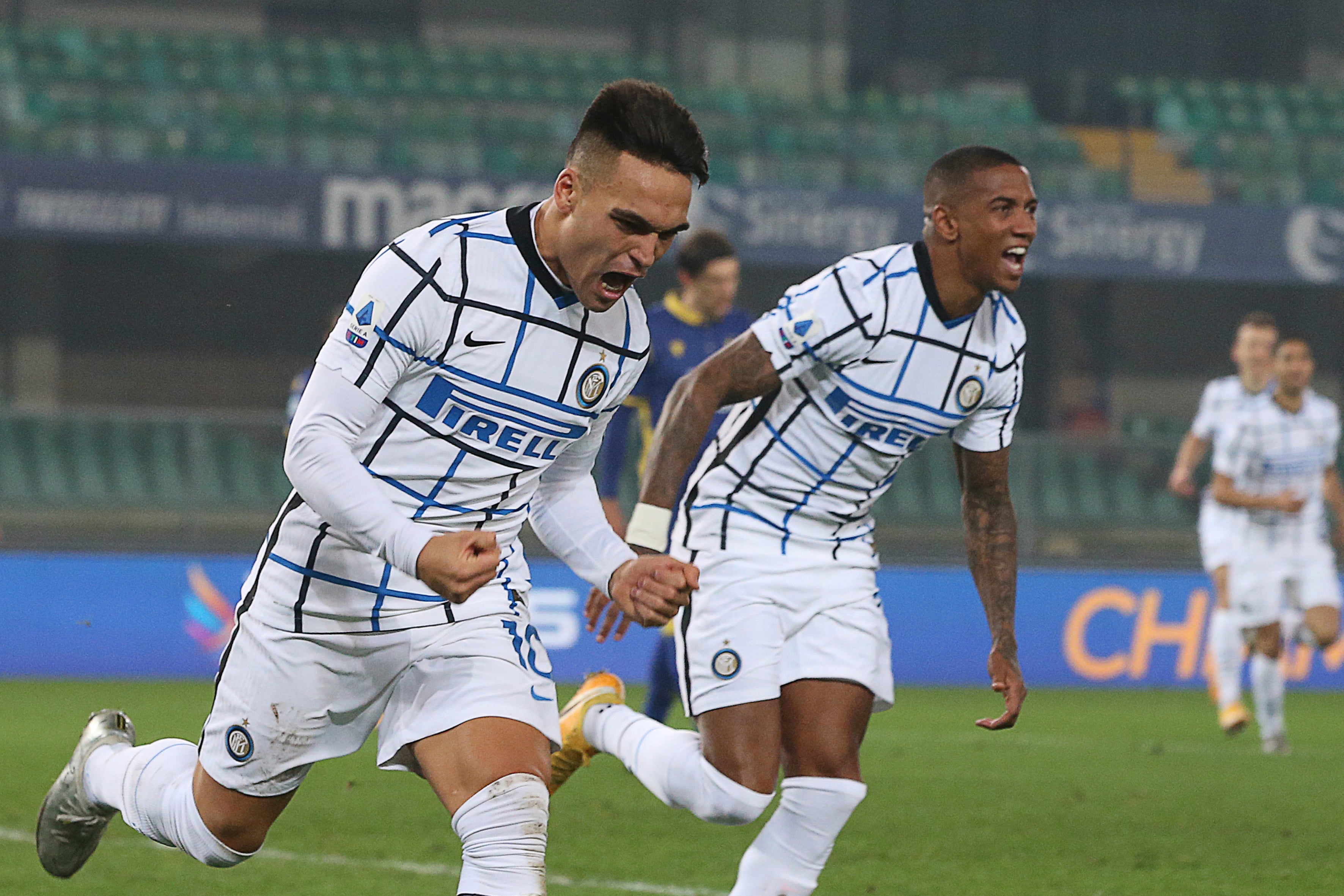 El delantero argentino del Inter de Milán Lautaro Martínez, izquierda, celebra tras anotar el primer gol del equipo en un partido de la Serie A italiana contra Verona el miércoles, 23 de diciembre del 2020.&nbsp;
