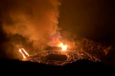 Volcán de Hawái sigue arrojando lava por dos respiraderos ubicados en su cráter