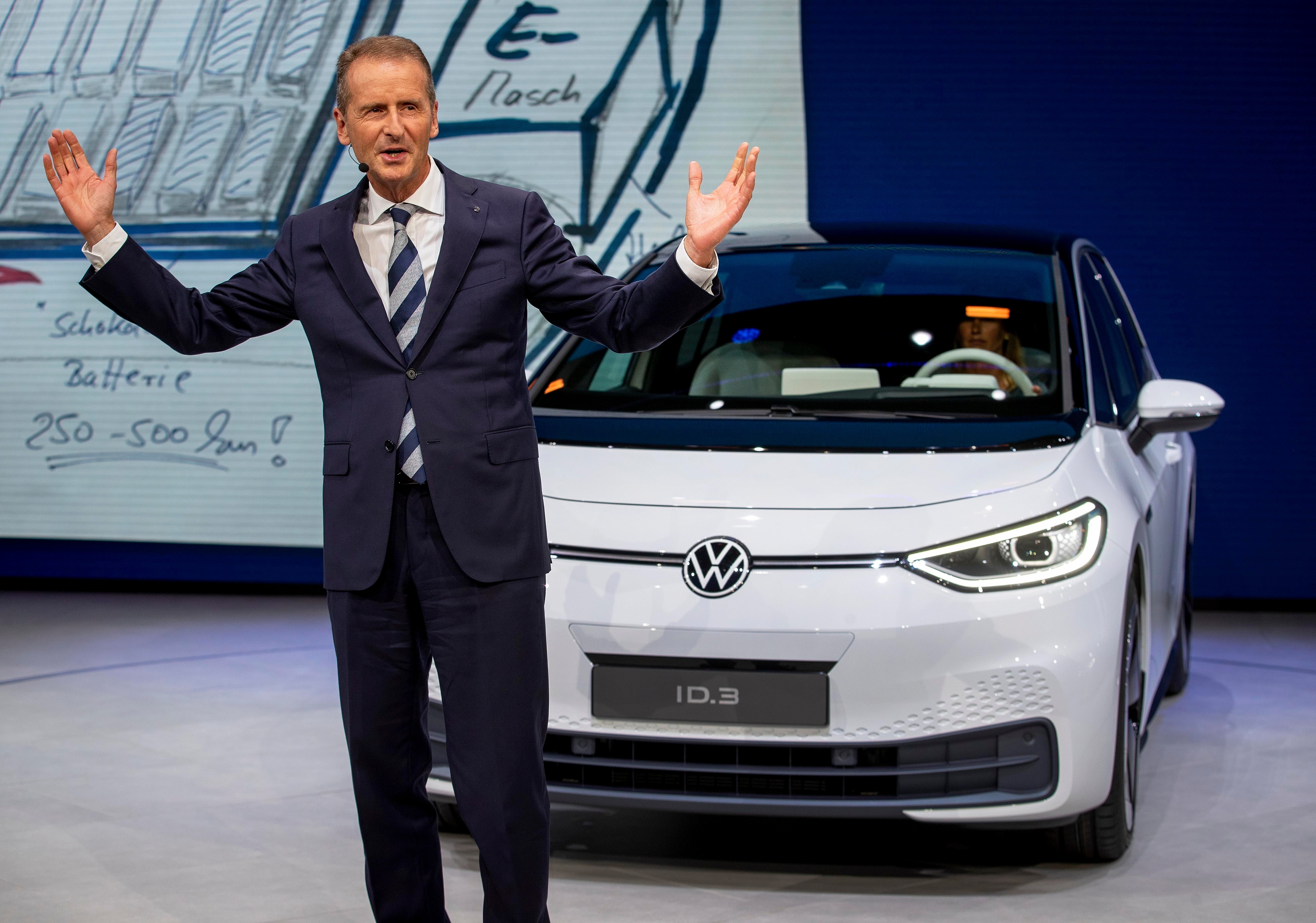 <p>Fotografía de archivo del 9 de septiembre de 2019 del director general de Volkswagen, Herbert Diess, durante la presentación del nuevo sedán VW ID.3 en la Feria del Auto de Fráncfort, Alemania.&nbsp;</p>