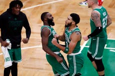 Tatum aporta triples clave; Celtics superan a Bucks