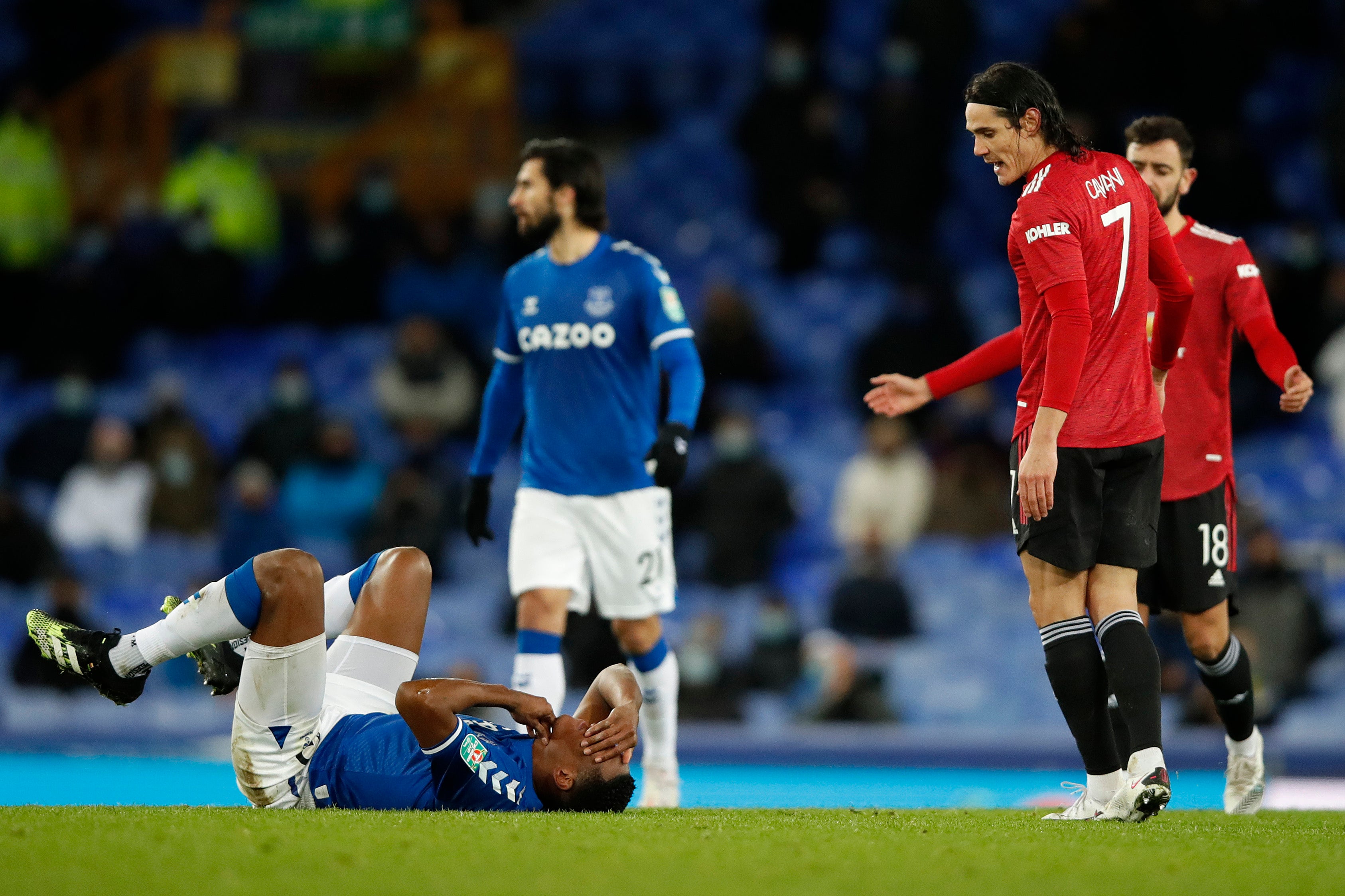 Edinson Cavani escapó a cualquier acción por agarrar a Yerry Mina por el cuello durante la victoria del Manchester United sobre el Everton