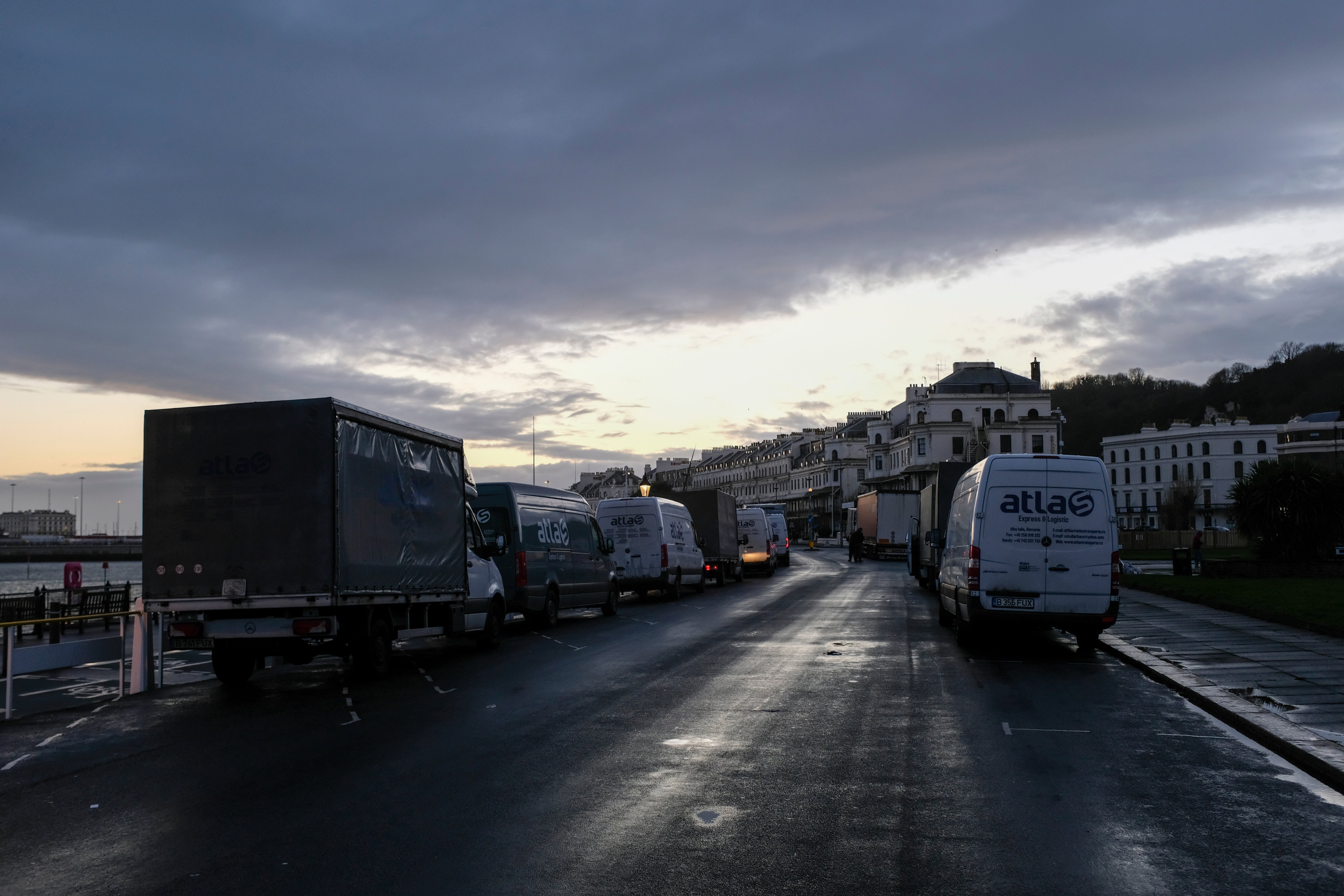 Miles de camioneros y están en atascos masivos del puerto de Dover el día de Nochebuena, retenidos por la lenta entrega de resultados en las pruebas de coronavirus que exige ahora Francia.