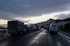 Camioneros varados en Gran Bretaña se quedan sin Nochebuena