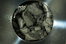 Expertos examinan fragmentos extraídos de asteroide