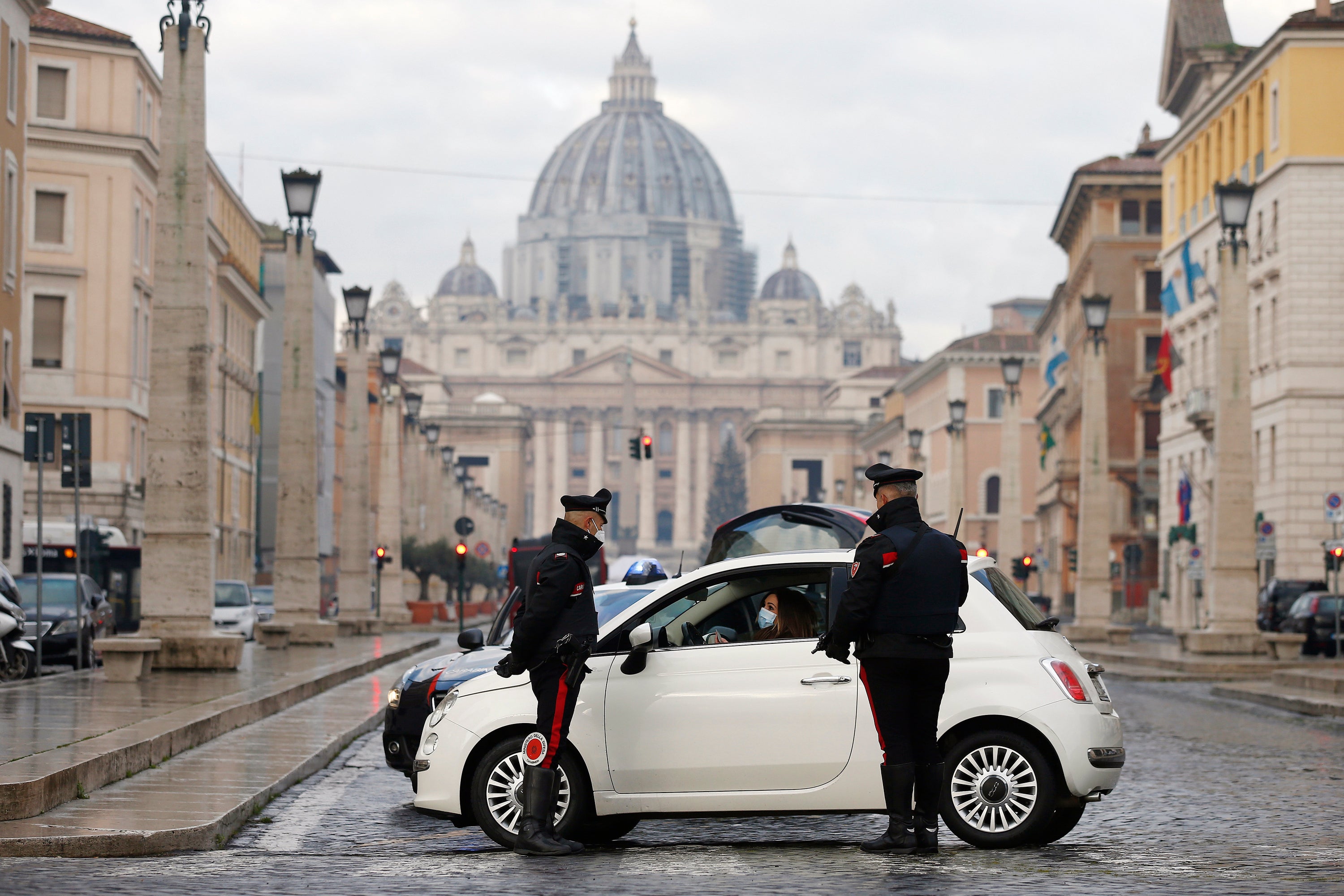Policías italianos revisan vehículos delante de la Basílica de San Pedro en El Vaticano.&nbsp;