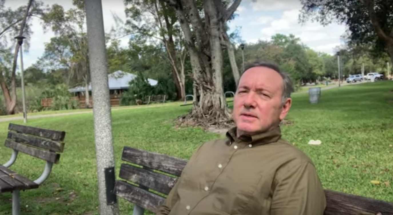 Kevin Spacey manda mensaje navideño para prevenir el suicidio