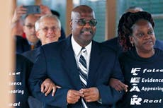 NFL rinde homenaje a hombre que pasó 22 años preso