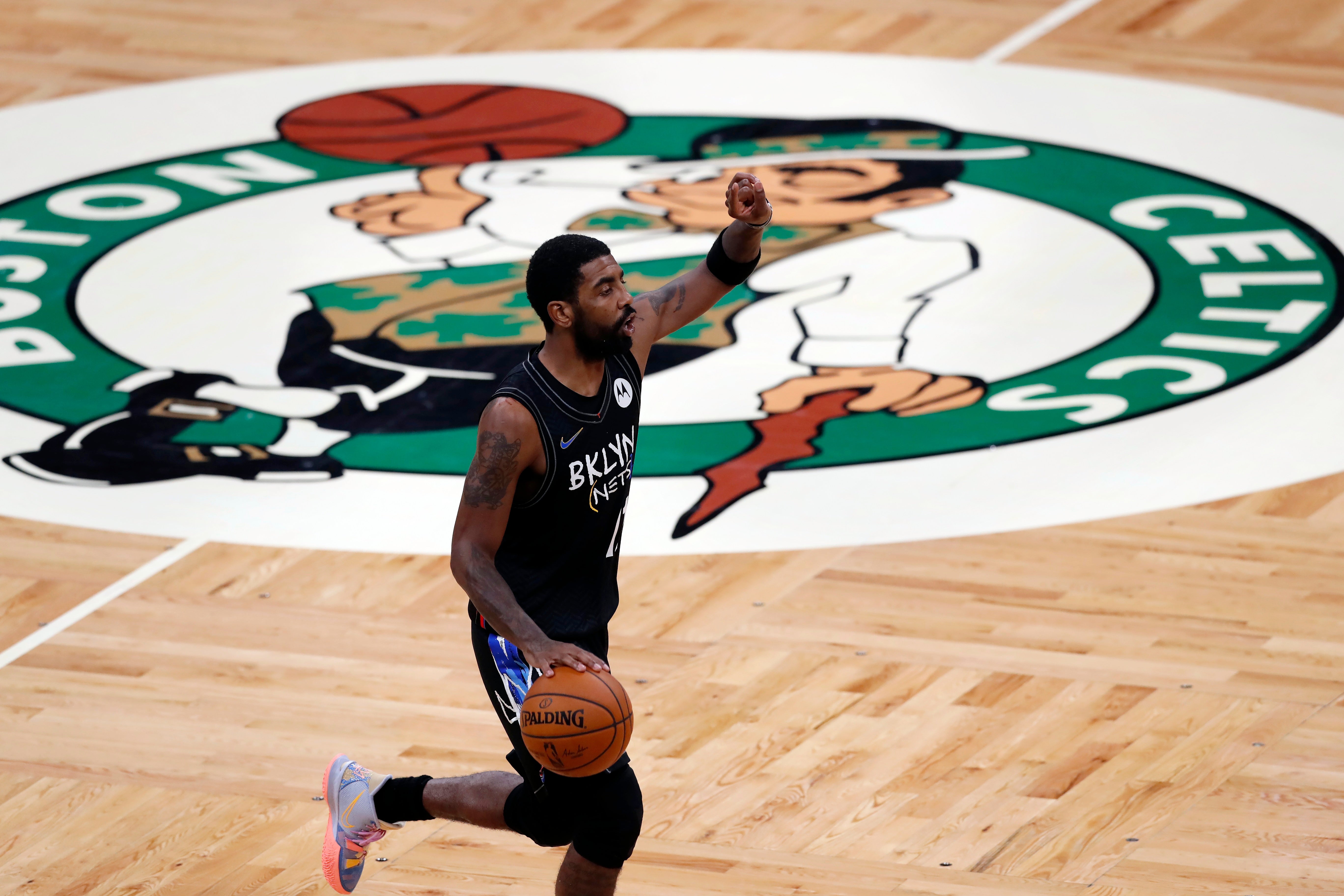 Kyrie Irving, de los Nets de Brooklyn, conduce el balón durante el partido ante los Celtics de Boston, el viernes 25 de diciembre de 2020.