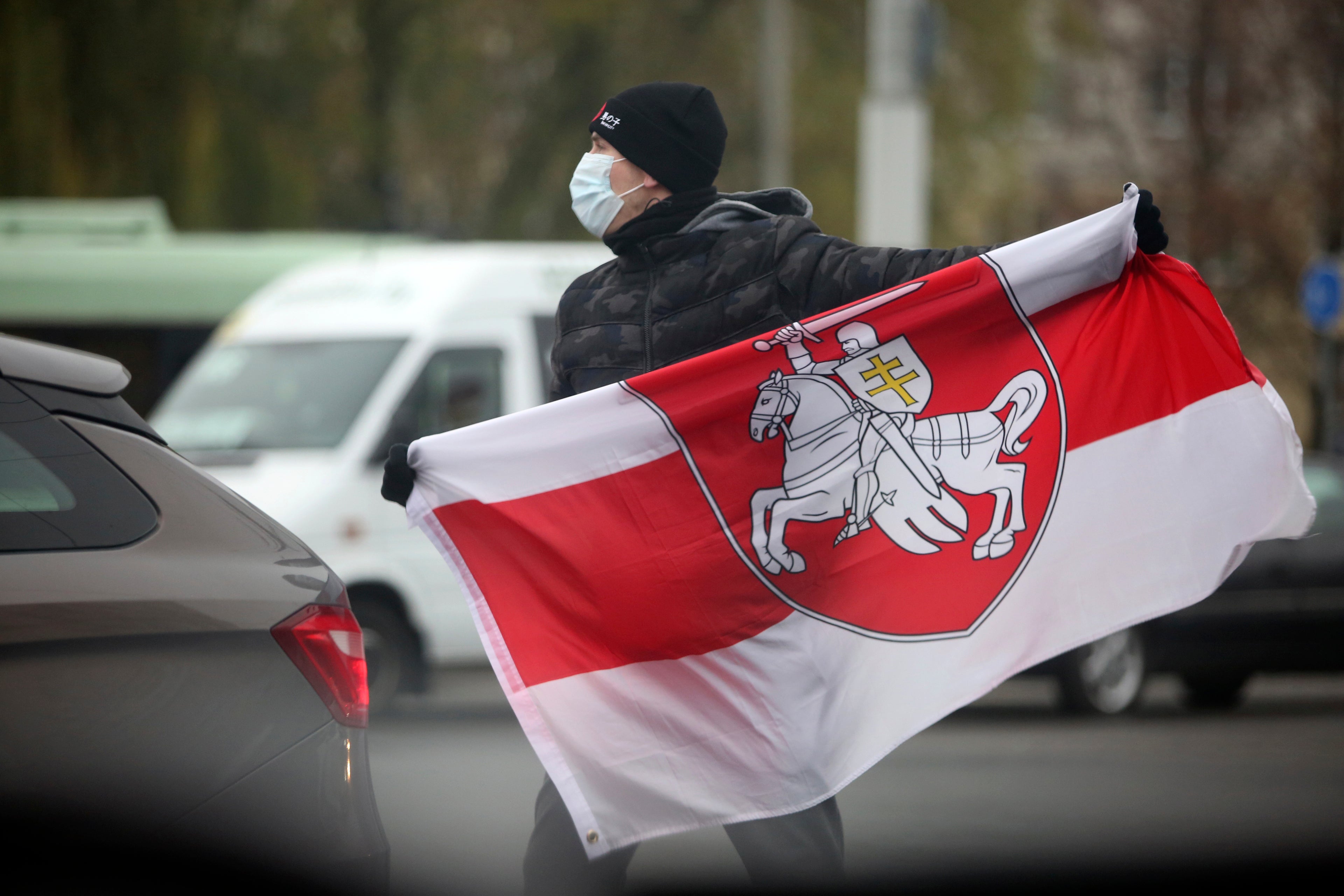 ARCHIVO - En esta fotografía del domingo 22 de noviembre de 2020 un hombre que porta una mascarilla sostiene una bandera bielorrusa durante una manifestación en Minsk, Bielorrusia.&nbsp;