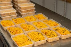 Restaurante en la India regala curry a trabajadores esenciales