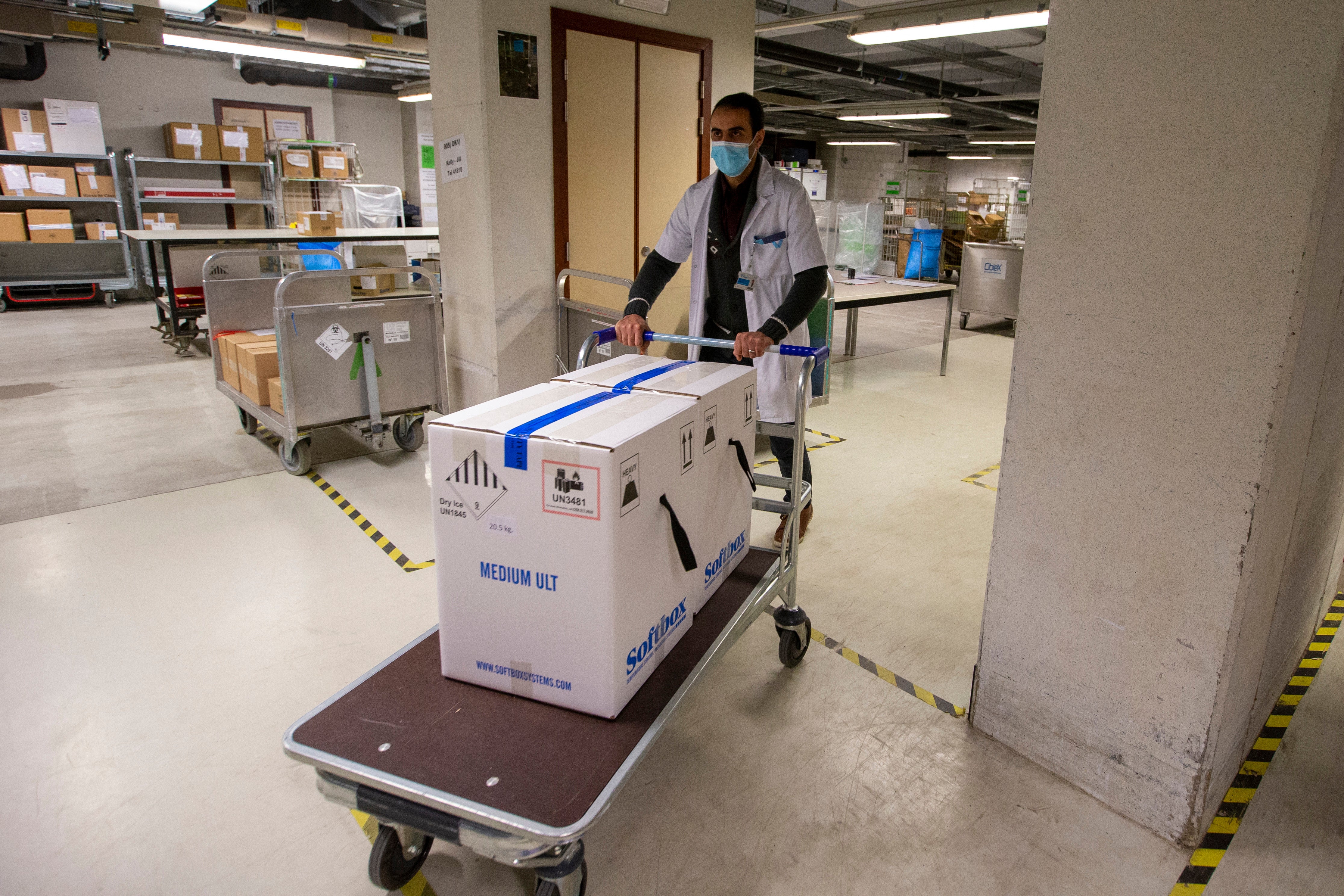 Un trabajador de la salud traslada parte de un embarque de la vacuna de Pfizer y BioNTech contra el COVID-19 en el hospital UZ Leuven en Lovaina, Bélgica, el sábado 26 de diciembre de 2020.&nbsp;