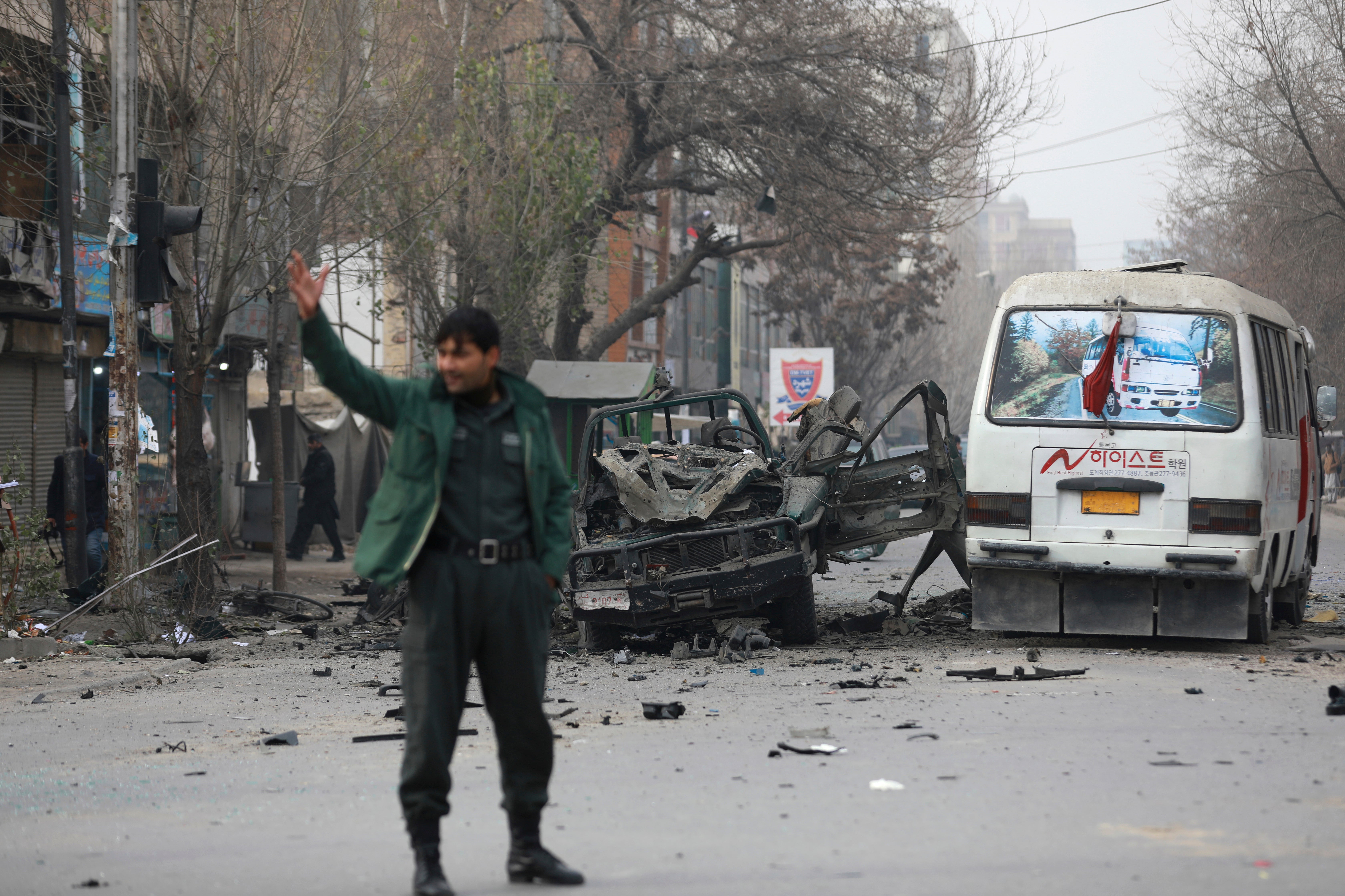En la provincia norteña de Balkh, un alto oficial del ejército murió cuando una bomba estalló al paso de su vehículo