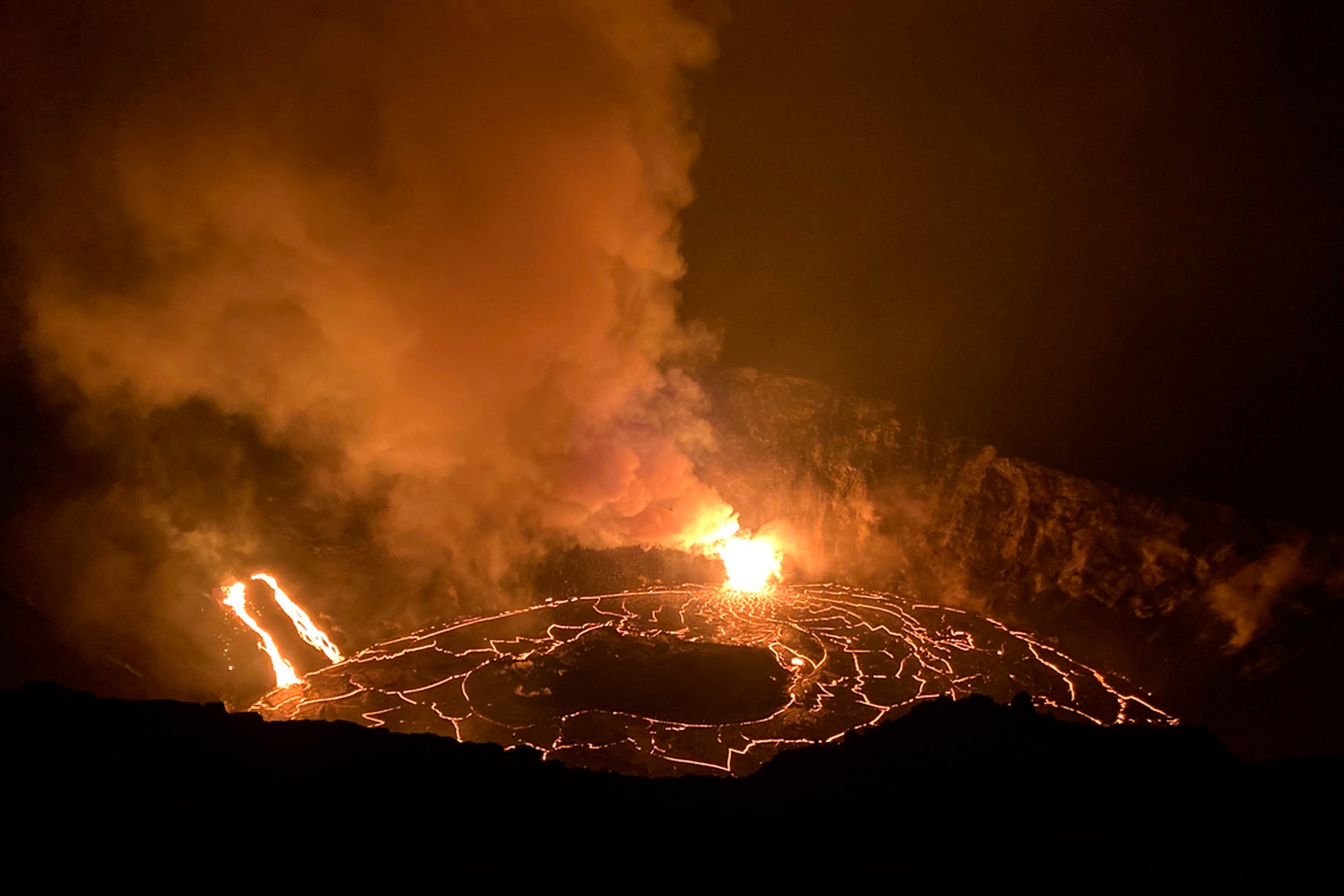 En esta foto proveída por el Instituto Geológico Nacional de Estados Unidos, un lago de lava sigue ascendiendo en el cráter del volcán Kilauea, en Hawái, el miércoles, 23 de diciembre del 2020.&nbsp;