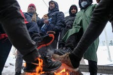 Cientos de migrantes sufren el frío en campamento en Bosnia