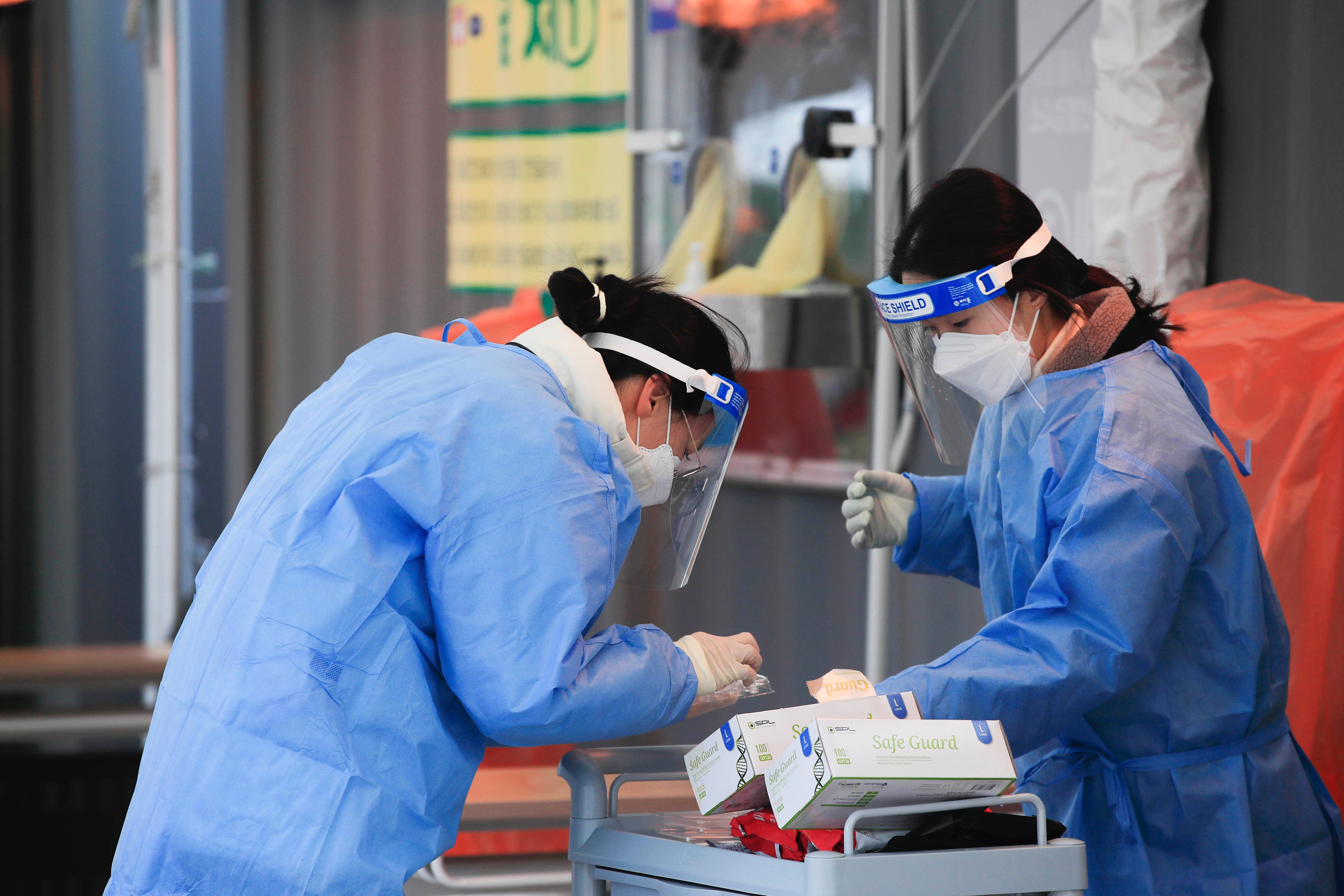 Personal médico con equipo protector contra el coronavirus efectúan pruebas en un lugar en Seúl, Corea del Sur, el domingo 27 de diciembre de 2020.&nbsp;