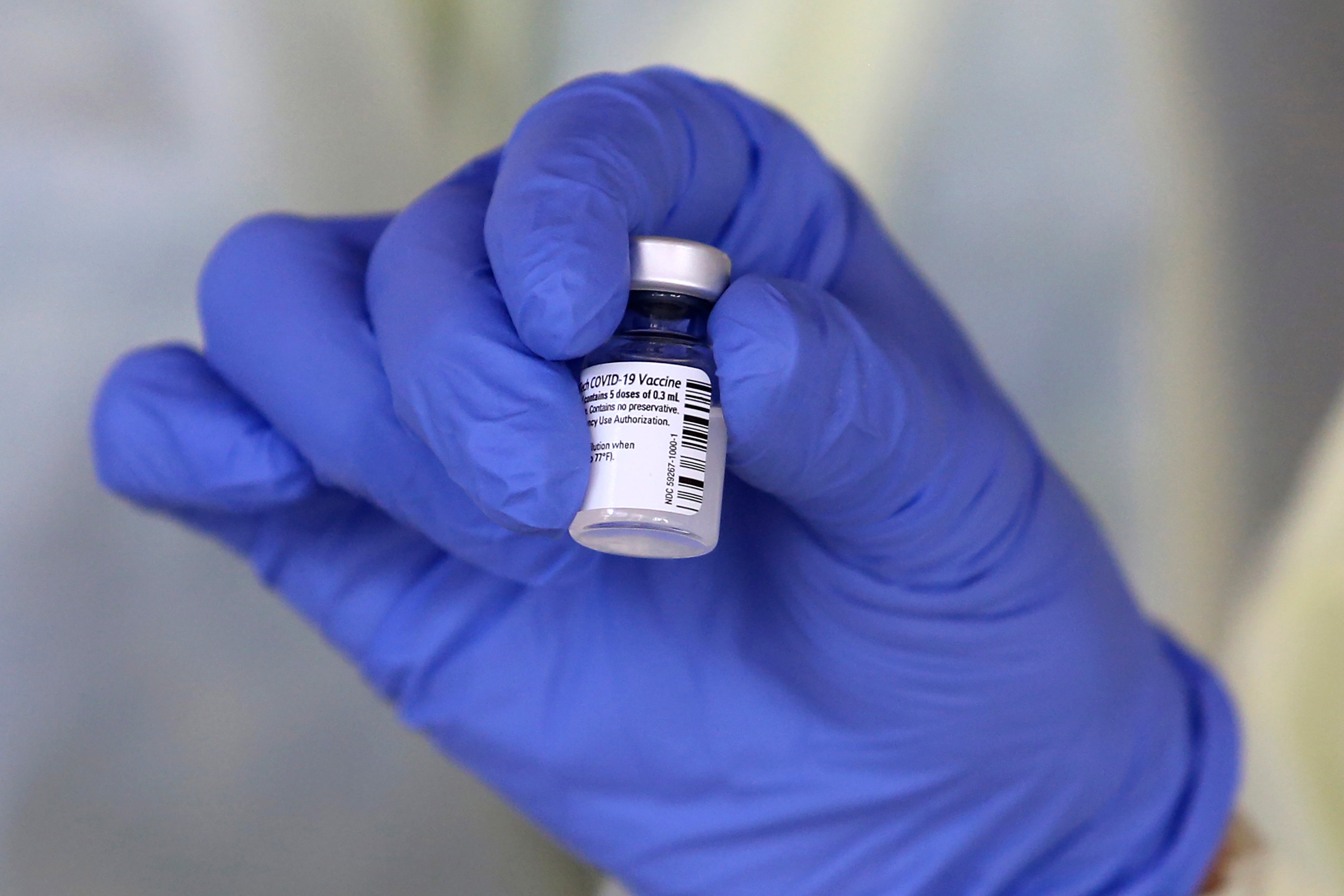 Una enfermera sostiene una dosis de la vacuna contra el coronavirus desarrollada por Pfizer y BioNTech, en Nicosia, Chipre, el domingo 27 de diciembre de 2020.&nbsp;