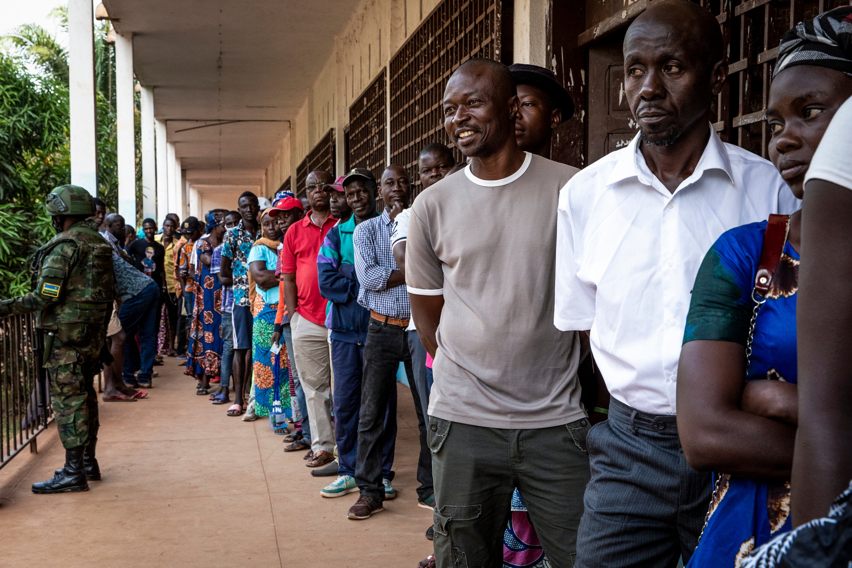 Ciudadanos hacen cola para votar en Bangui, República Centroafricana el 27 de diciembre del 2020. &nbsp;&nbsp;