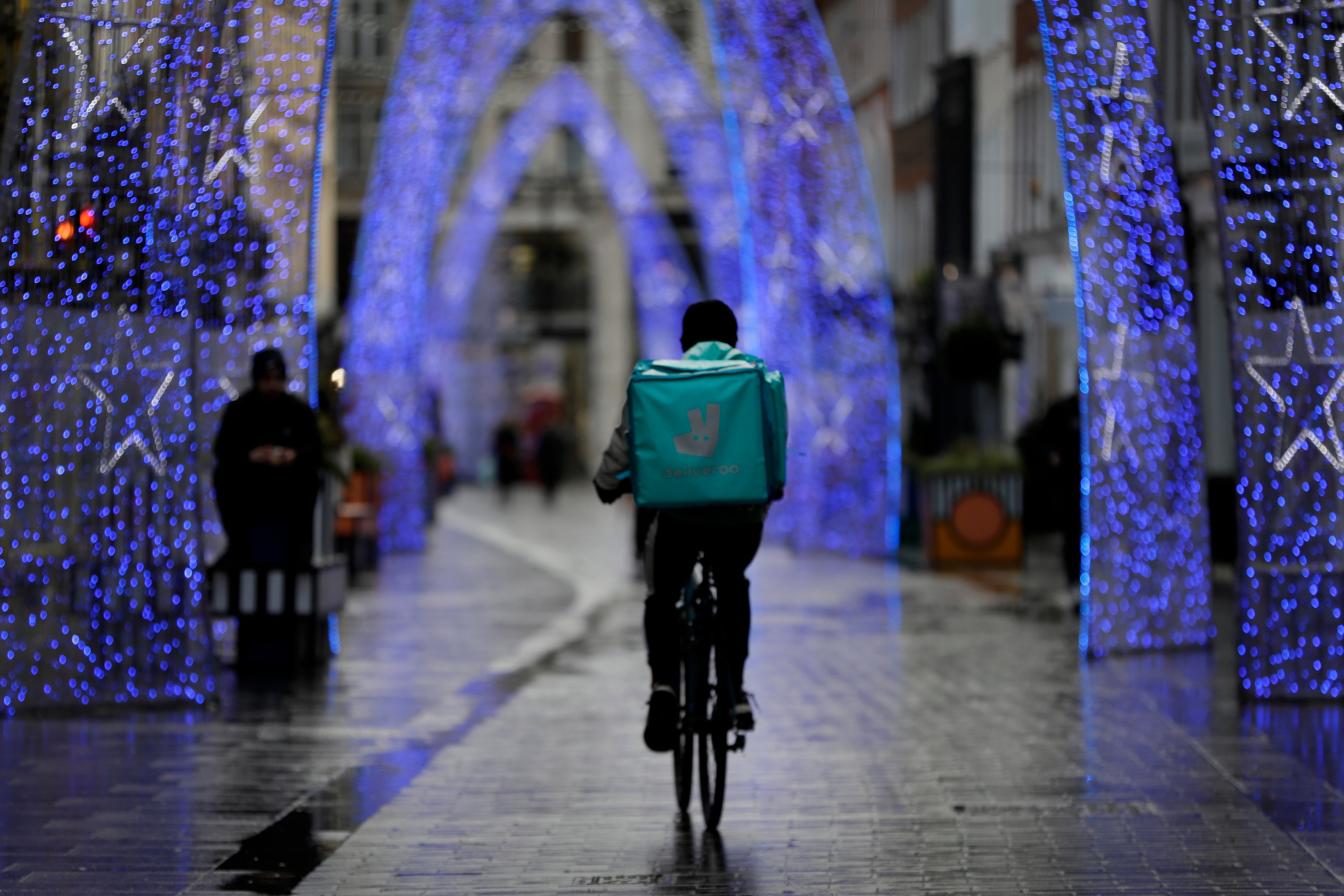 Un repartidor en bicicleta recorre la calle South Molton de Londres, inusualmente tranquila.&nbsp;