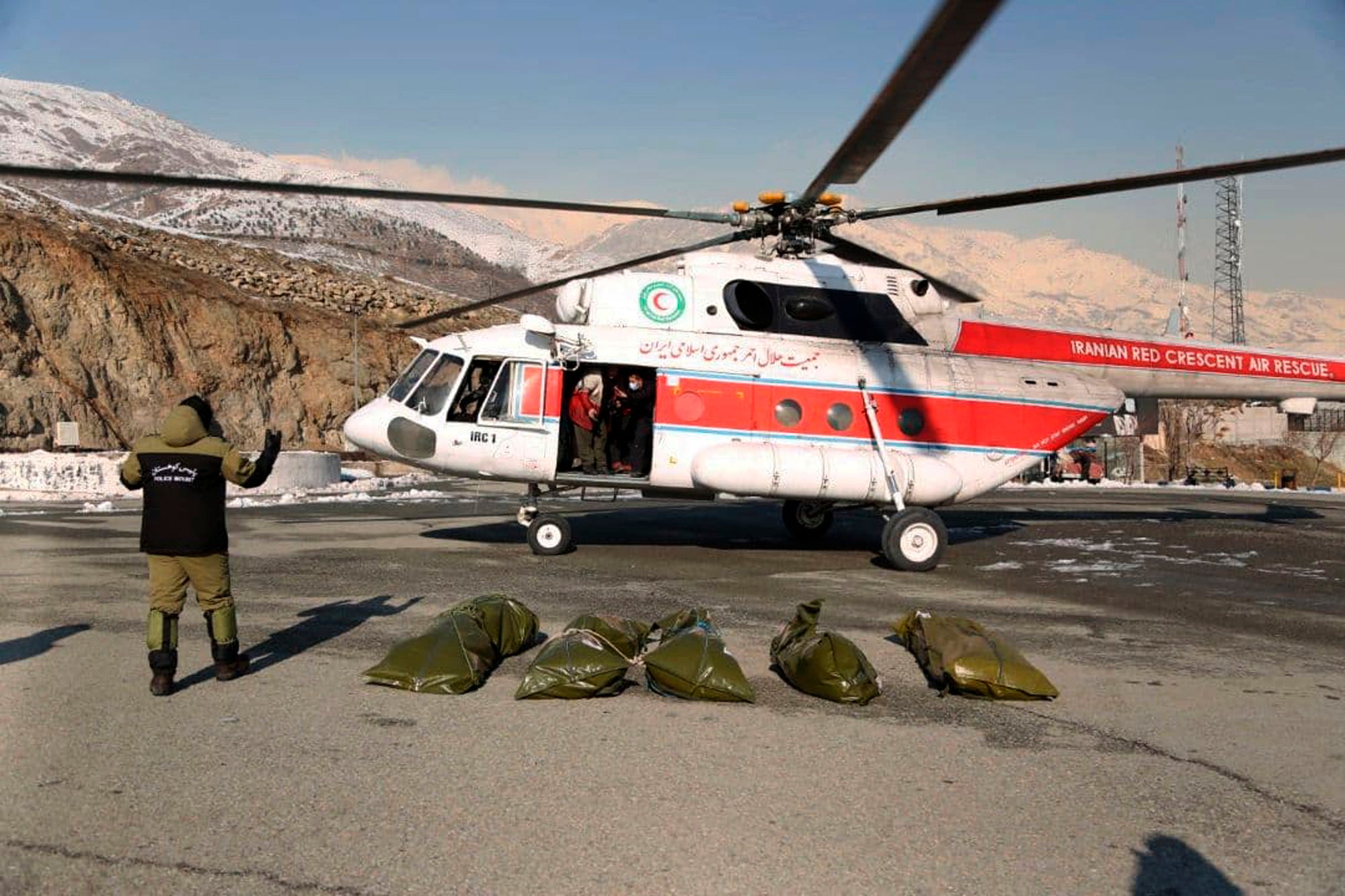 <p>Helicóptero usado por cuadrillas de rescate tras una avalancha en el norte de Irán, el 27 de diciembre del 2020. &nbsp;</p>