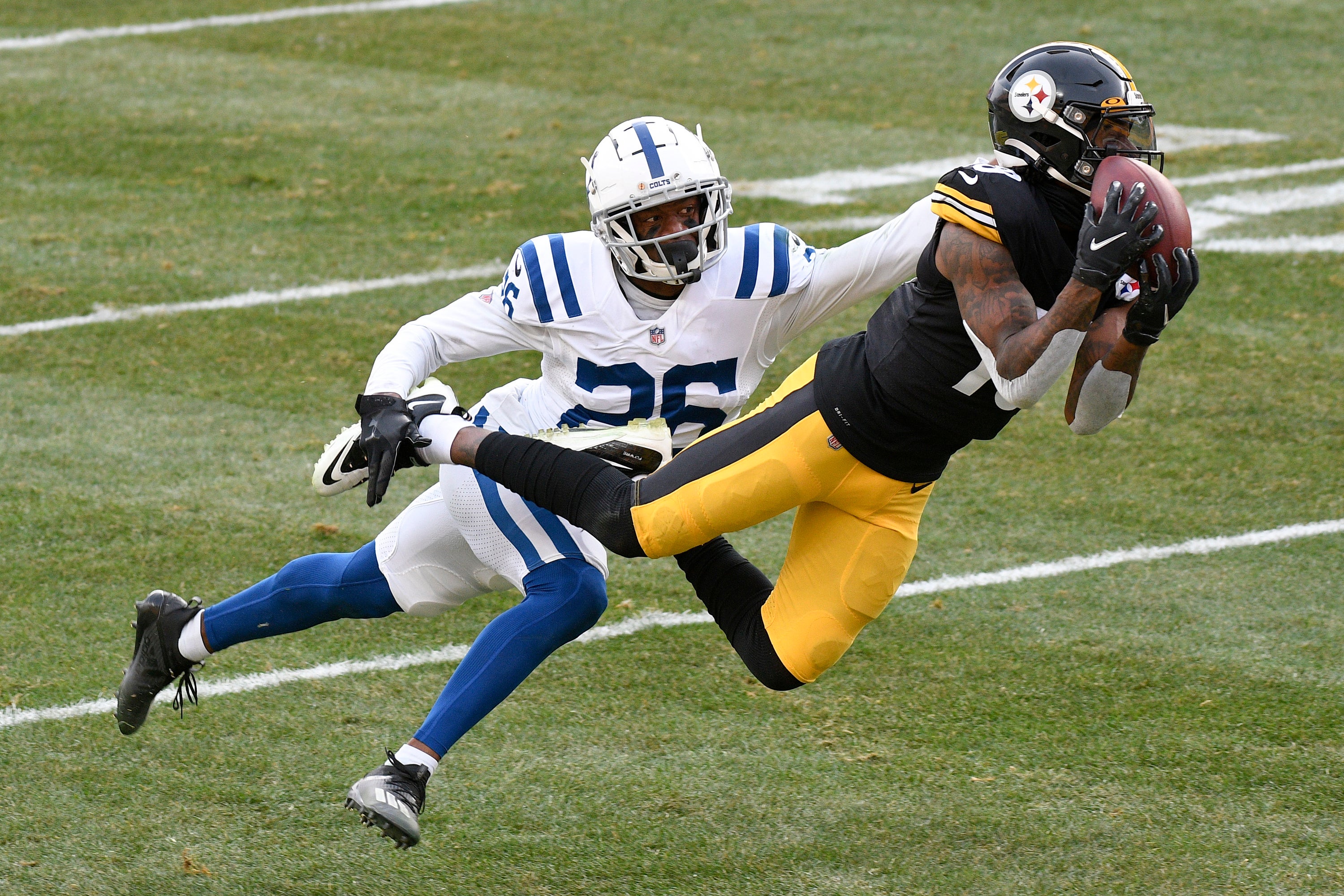 Diontae Johnson hace una atrapada de touchdown para los Steelers de Pittsburgh al dejar atrás al cornerback Rock Ya-Sin de los Colts.