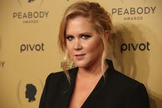 Amy Schumer se burla de Hilaria Baldwin en medio de nueva controversia